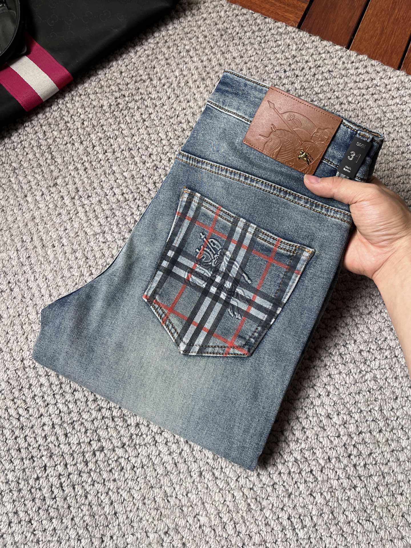NO:862899,BURBERRY spring and summer slim straight jeans!  Heavy-duty fermentation and washing process, the slim fit with elastic upper body is very comfortable, and it is very classy to wear. Needless to say, the style and cutting of the pants are also customized with original hardware and original wash mark!  Highly recognizable!  Truly a first-class top trendy product!  Really top-notch jeans, using Turkish cotton to produce the most famous denim fabric. The quality is outstanding. After heavy-duty fermentation and washing, the pants are very soft!  The straight-leg version is not picky and the upper body is absolutely stylish!  !  !  Size 29——3837,,burberry,burberry,jeans,19860909巴宝莉 BURBERRY春夏款修身直筒牛仔裤！重工酵磨水洗工艺,修身版型带弹力上身非常舒适,穿出去非常有档次,裤型款式和裁剪亦无需多言 ,定制原版五金原版洗水唛！辨识度极高！真正一等一顶级潮品！真正殿堂级的牛仔裤,选用土耳其的棉花 生产出最有名的单宁布 品质卓然,经过重工酵磨水洗使得裤子很柔软！直脚的版型 不挑人 上身绝对的有型！！！尺码29——3837,,burberry,burberry,jeans,,Men's clothing