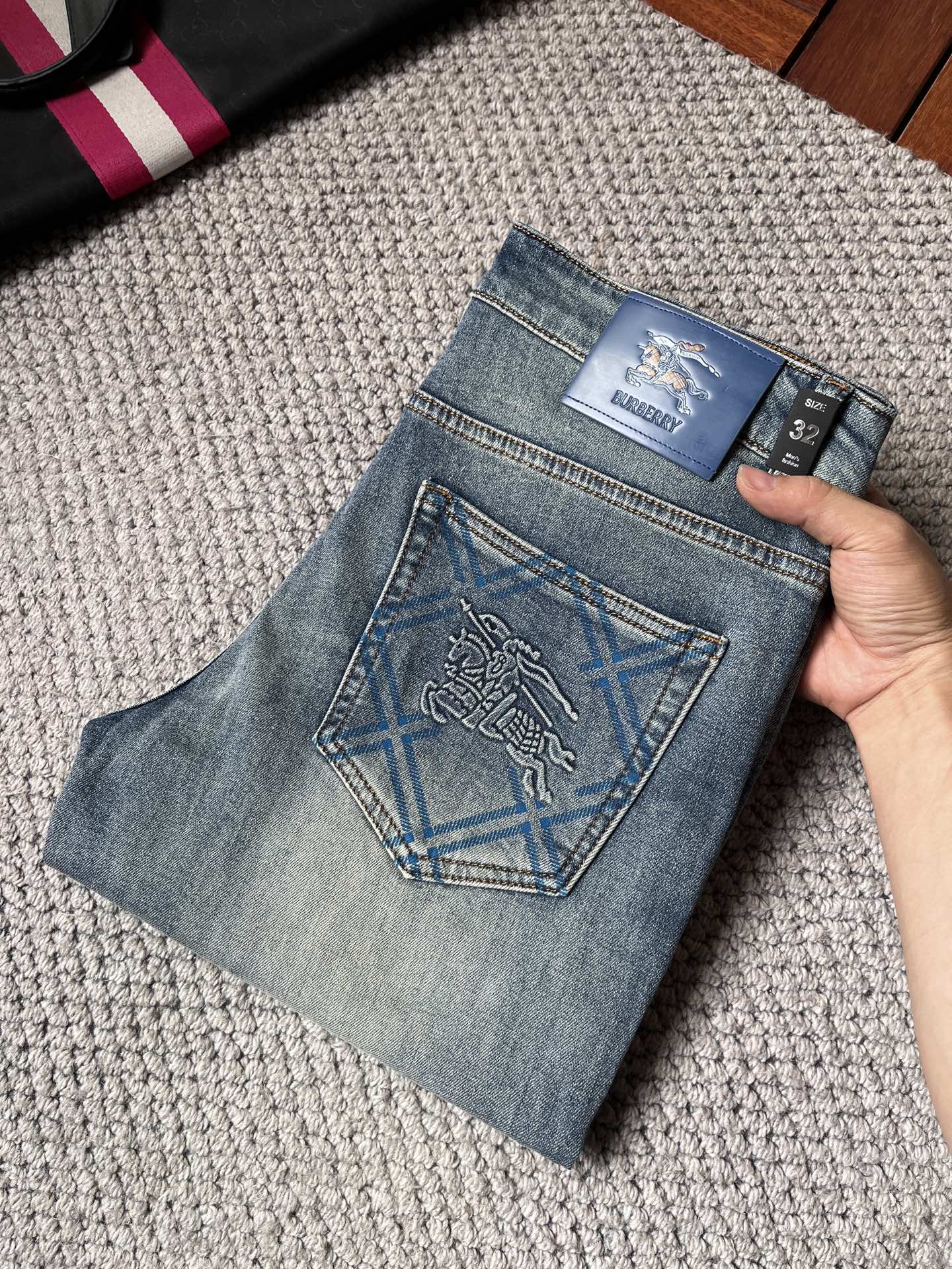 NO:862890,BURBERRY spring and summer slim straight jeans!  Heavy-duty fermentation and washing process, the slim fit with elastic upper body is very comfortable, and it is very classy to wear. Needless to say, the style and cutting of the pants are also customized with original hardware and original wash mark!  Highly recognizable!  Truly a first-class top trendy product!  Really top-notch jeans, using Turkish cotton to produce the most famous denim fabric. The quality is outstanding. After heavy-duty fermentation and washing, the pants are very soft!  The straight-leg version is not picky and the upper body is absolutely stylish!  !  !  Size 29——3837,,burberry,burberry,jeans,19860909巴宝莉 BURBERRY春夏款修身直筒牛仔裤！重工酵磨水洗工艺,修身版型带弹力上身非常舒适,穿出去非常有档次,裤型款式和裁剪亦无需多言 ,定制原版五金原版洗水唛！辨识度极高！真正一等一顶级潮品！真正殿堂级的牛仔裤,选用土耳其的棉花 生产出最有名的单宁布 品质卓然,经过重工酵磨水洗使得裤子很柔软！直脚的版型 不挑人 上身绝对的有型！！！尺码29——3837,,burberry,burberry,jeans,,Men's clothing