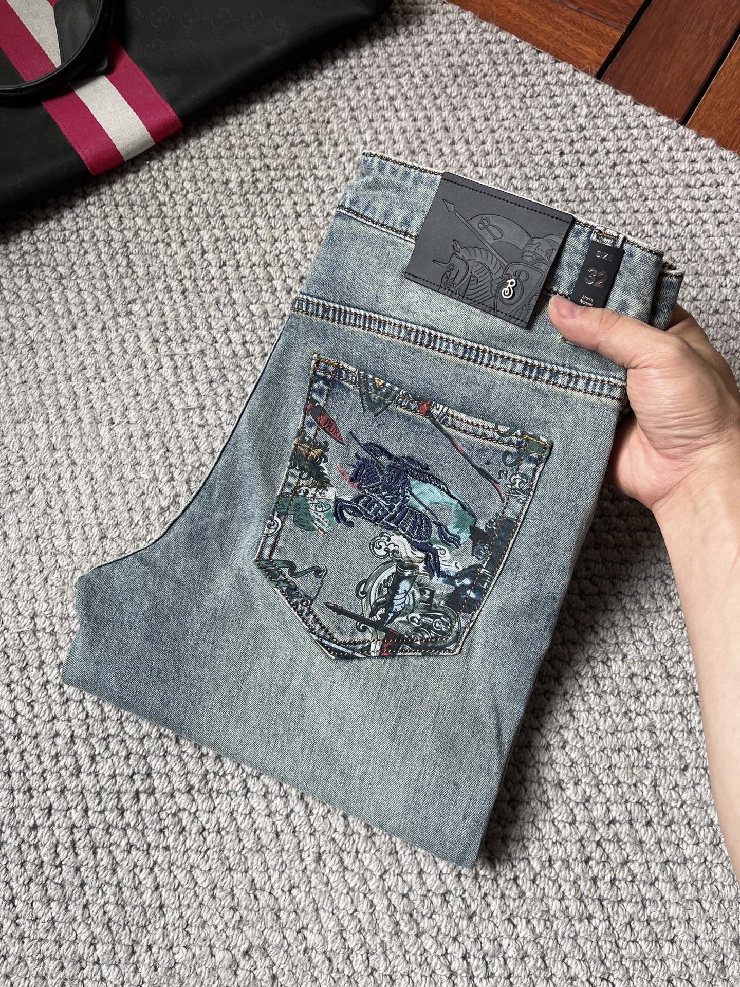 NO:937155,Burberry's high-end customization and latest jeans are sold simultaneously at the counter. Original customization. Customer-supplied hardware and accessories. Original quality. Imported solid-color denim elastic fabric. Heavy washing. Fine workmanship. Excellent upper body!  Preferred items .……………………………………………………………… Size29-38,,burberry,jeans,19860909巴宝莉 高端定制、最新款牛仔裤 柜台同步发售 原版定制 客供五金辅料 原单品质 进口固色牛仔弹力面料 重工洗水 做工走线精细 上身绝佳！优选单品 .…………………………………………………… Size29-38,,burberry,jeans,,Men's clothing