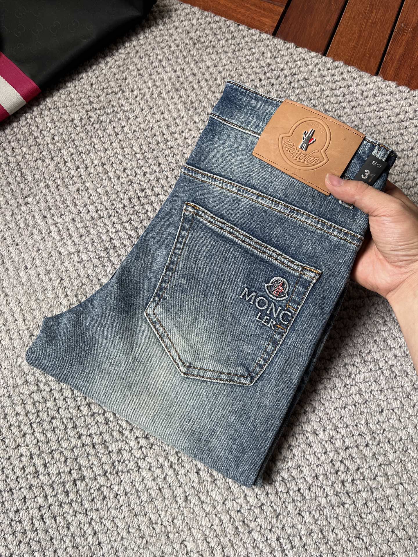NO:862881,Mengkou, high-end customization, the latest jeans in early spring 2026, sold simultaneously at the counter, original custom-made replicas, customer-supplied hardware accessories, original quality, imported denim fabric with high elasticity, heavy washing, fine workmanship, and excellent upper body!  Preferred items Size: 29-38,,Moncler,jeans,19860909蒙口 高端定制、2026早春最新款牛仔裤 柜台同步发售 原版定制复刻 客供五金辅料 原单品质 进口牛仔面料高弹力 重工洗水 做工走线精细 上身绝佳！优选单品 码数: 29-38,,Moncler,jeans,,Men's clothing