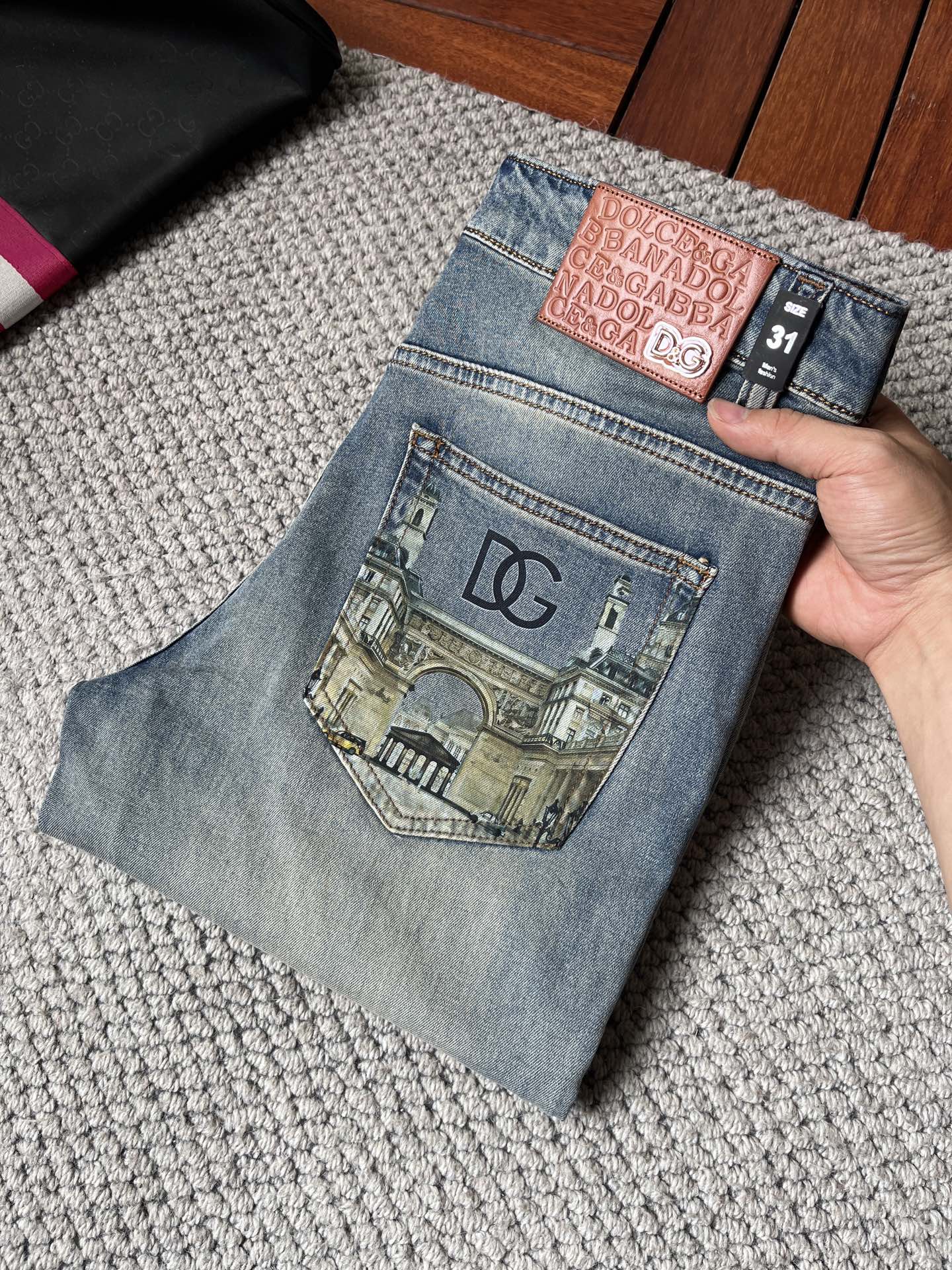 NO:862958,DG spring and summer slim straight jeans!  Heavy-duty fermentation and washing process, the slim fit with elastic upper body is very comfortable, and it is very classy to wear. Needless to say, the style and cutting of the pants are also customized with original hardware and original wash mark!  Highly recognizable!  Truly a first-class top trendy product!  Really top-notch jeans, using Turkish cotton to produce the most famous denim fabric. The quality is outstanding. After heavy-duty fermentation and washing, the pants are very soft!  The straight-leg version is not picky and the upper body is absolutely stylish!  !  !  Size 29——3837,,jeans,19860909DG春夏款修身直筒牛仔裤！重工酵磨水洗工艺,修身版型带弹力上身非常舒适,穿出去非常有档次,裤型款式和裁剪亦无需多言 ,定制原版五金原版洗水唛！辨识度极高！真正一等一顶级潮品！真正殿堂级的牛仔裤,选用土耳其的棉花 生产出最有名的单宁布 品质卓然,经过重工酵磨水洗使得裤子很柔软！直脚的版型 不挑人 上身绝对的有型！！！尺码29——3837,,jeans,,Men's clothing