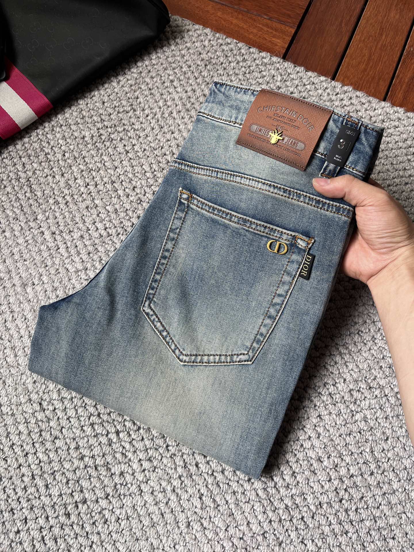 NO:862947,Dior's high-end customization and latest jeans are sold simultaneously at the counter. Original customization. Customer-supplied hardware and accessories. Original quality. Imported solid-color denim elastic fabric. Heavy washing. Fine workmanship and routing. Excellent upper body!  The preferred items are complete in three sizes.…………………………………………………… Size29-38, dior, jeans,19860909Dior 高端定制、最新款牛仔裤 柜台同步发售 原版定制 客供五金辅料 原单品质 进口固色牛仔弹力面料 重工洗水 做工走线精细 上身绝佳！优选单品 三标齐全.…………………………………………………… Size29-38,,dior,jeans,,Men's clothing