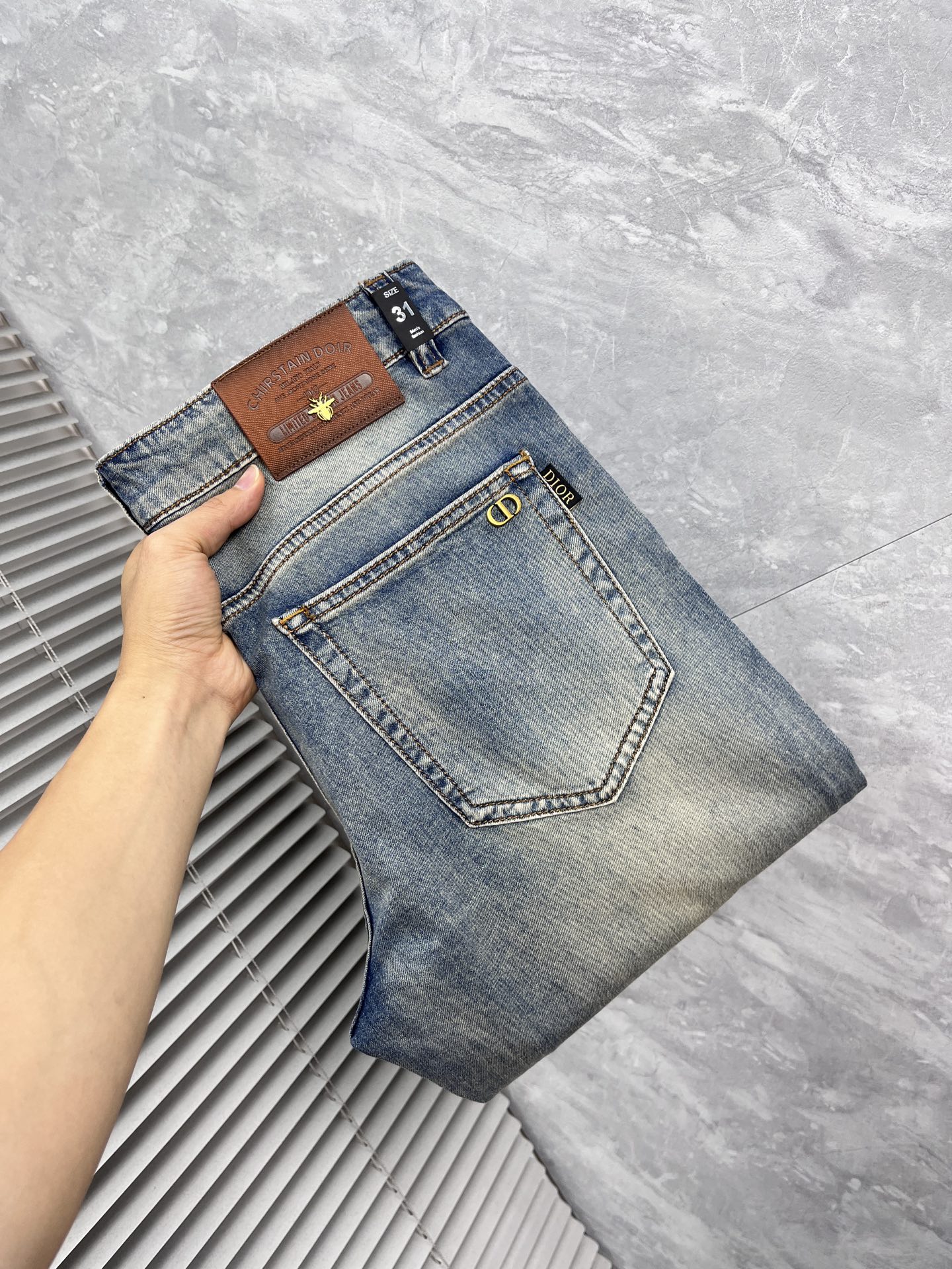 NO:908934,Dior's high-end customization and latest jeans are sold simultaneously at the counter. Original customization. Customer-supplied hardware and accessories. Original quality. Imported solid-color denim elastic fabric. Heavy washing. Fine workmanship and routing. Excellent upper body!  The preferred items are complete in three sizes.…………………………………………………… Size29-38, dior, jeans,19860909Dior 高端定制、最新款牛仔裤 柜台同步发售 原版定制 客供五金辅料 原单品质 进口固色牛仔弹力面料 重工洗水 做工走线精细 上身绝佳！优选单品 三标齐全.…………………………………………………… Size29-38,,dior,jeans,,Men's clothing