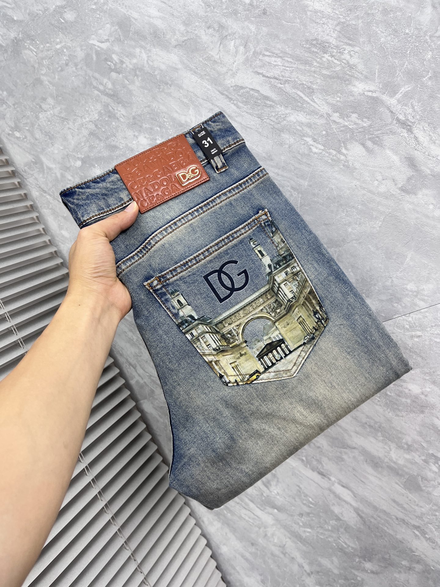 NO:908938,DG spring and summer slim straight jeans!  Heavy-duty fermentation and washing process, the slim fit with elastic upper body is very comfortable, and it is very classy to wear. Needless to say, the style and cutting of the pants are also customized with original hardware and original wash marks!  Highly recognizable!  Truly a first-class top trendy product!  Really top-notch jeans, using Turkish cotton to produce the most famous denim fabric. The quality is outstanding. After heavy-duty fermentation and washing, the pants are very soft!  The straight-leg version is not picky and the upper body is absolutely stylish!  !  !  Size 29——3837,,jeans,19860909DG春夏款修身直筒牛仔裤！重工酵磨水洗工艺,修身版型带弹力上身非常舒适,穿出去非常有档次,裤型款式和裁剪亦无需多言 ,定制原版五金原版洗水唛！辨识度极高！真正一等一顶级潮品！真正殿堂级的牛仔裤,选用土耳其的棉花 生产出最有名的单宁布 品质卓然,经过重工酵磨水洗使得裤子很柔软！直脚的版型 不挑人 上身绝对的有型！！！尺码29——3837,,jeans,,Men's clothing
