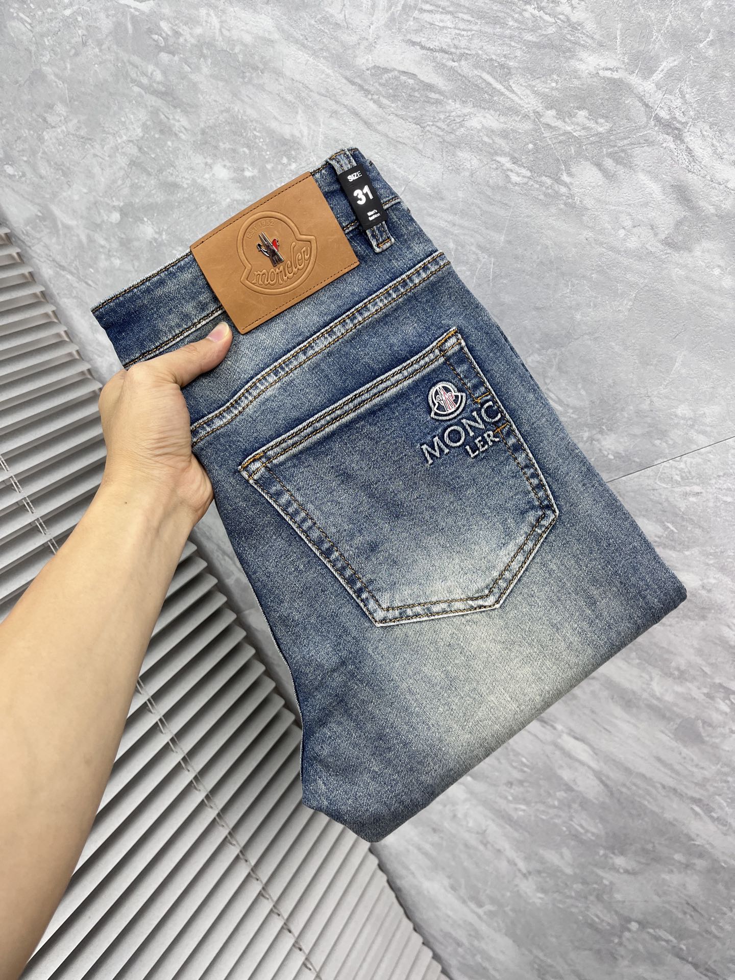 NO:934503,Mengkou, high-end customization, the latest jeans in early spring 2026, sold simultaneously at the counter, original custom-made replicas, customer-supplied hardware accessories, original quality, imported denim fabric with high elasticity, heavy washing, fine workmanship, and excellent upper body!  Preferred items Size: 29-38,,Moncler,jeans,19860909蒙口 高端定制、2026早春最新款牛仔裤 柜台同步发售 原版定制复刻 客供五金辅料 原单品质 进口牛仔面料高弹力 重工洗水 做工走线精细 上身绝佳！优选单品 码数: 29-38,,Moncler,jeans,,Men's clothing