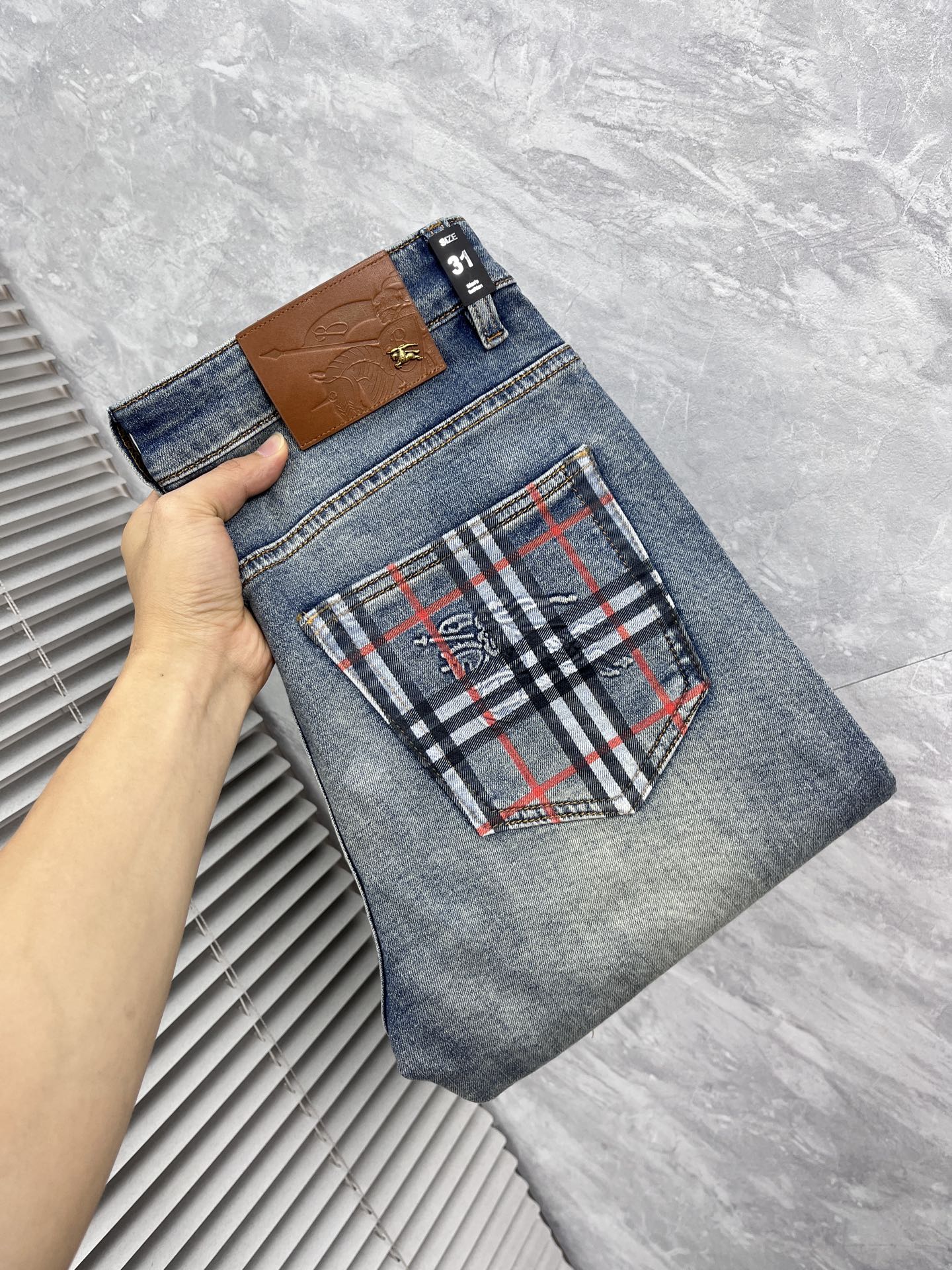 NO:908943,BURBERRY spring and summer slim straight jeans!  Heavy-duty fermentation and washing process, the slim fit with elastic upper body is very comfortable, and it is very classy to wear. Needless to say, the style and cutting of the pants are also customized with original hardware and original wash mark!  Highly recognizable!  Truly a first-class top trendy product!  Really top-notch jeans, using Turkish cotton to produce the most famous denim fabric. The quality is outstanding. After heavy-duty fermentation and washing, the pants are very soft!  The straight-leg version is not picky and the upper body is absolutely stylish!  !  !  Size 29——3837,,burberry,burberry,jeans,19860909巴宝莉 BURBERRY春夏款修身直筒牛仔裤！重工酵磨水洗工艺,修身版型带弹力上身非常舒适,穿出去非常有档次,裤型款式和裁剪亦无需多言 ,定制原版五金原版洗水唛！辨识度极高！真正一等一顶级潮品！真正殿堂级的牛仔裤,选用土耳其的棉花 生产出最有名的单宁布 品质卓然,经过重工酵磨水洗使得裤子很柔软！直脚的版型 不挑人 上身绝对的有型！！！尺码29——3837,,burberry,burberry,jeans,,Men's clothing