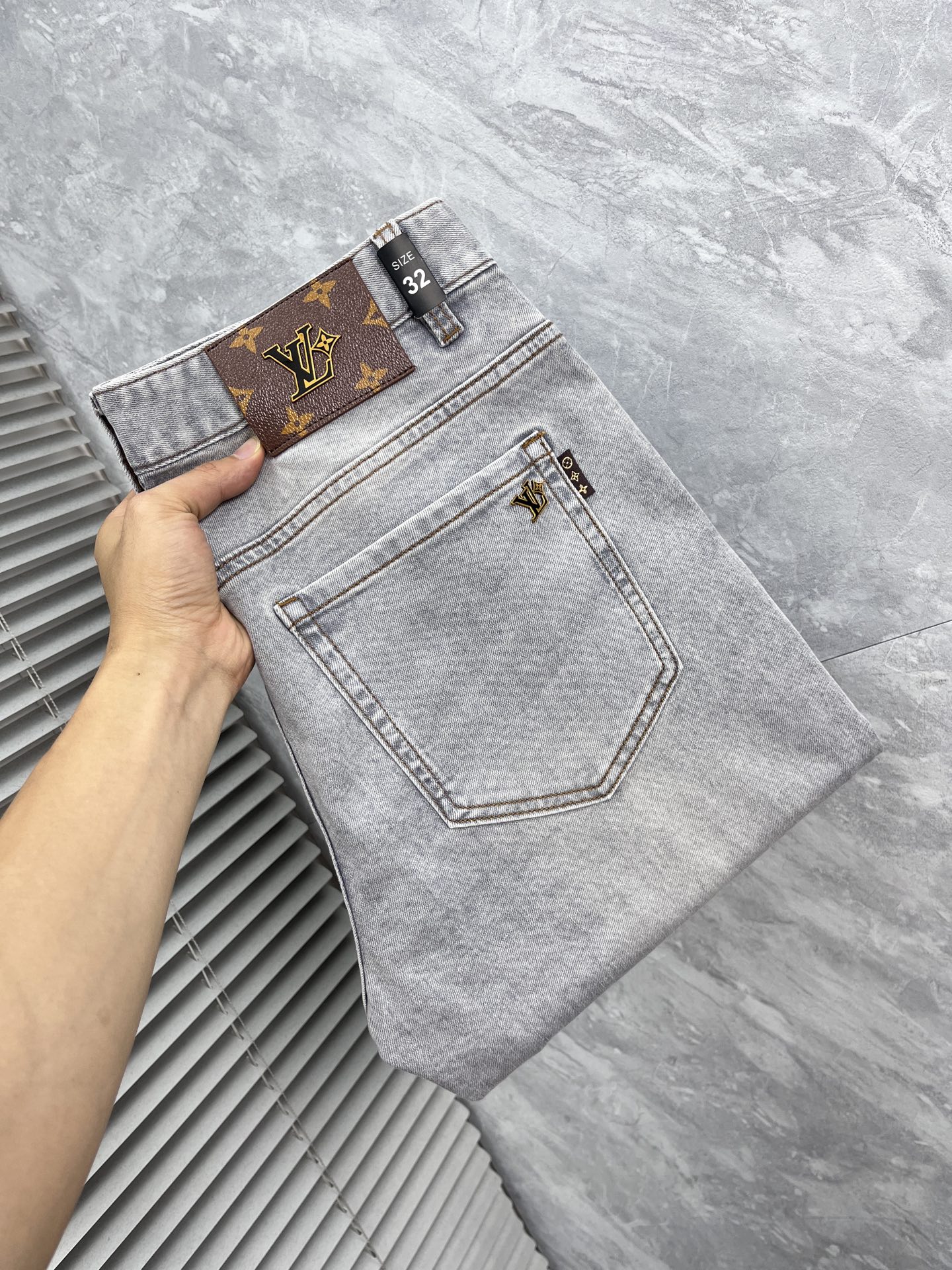 NO:906684,LV 2026 latest jeans are stress-free to enter and leave the store. Best-selling models in the counter. Shared taste and value. Very comfortable to wear. Low-key yet luxurious. Very classy to wear. Needless to say the trousers style and cut. The upper body is exquisite and vivid. Really first-class and top-quality materials. Really top-level casual pants, using Turkish cotton. The most famous denim fabric is produced. The quality is outstanding. After heavy washing, the pants are very soft. The straight-leg version is not picky.  The upper body is absolutely stylish and extremely luxurious!  Size 29-38,,louis vuitton,jeans,19860909LV 2026最新品牛仔裤出入专卖店无压力 专柜热销款 品味与价值共享 身穿着非常舒适 低调不失奢华 穿出去非常有档次,裤型款式和裁剪亦无需多言 上身精致跃然.真正一等一顶级质料 真正殿堂级的休闲裤,选用土耳其的棉花 生产出最有名的单宁布 品质卓然 经过重水洗使得裤子很柔软 直脚的版型 不挑人 上身绝对的有型 极度奢华！尺码29-38,,louis vuitton,jeans,,Men's clothing