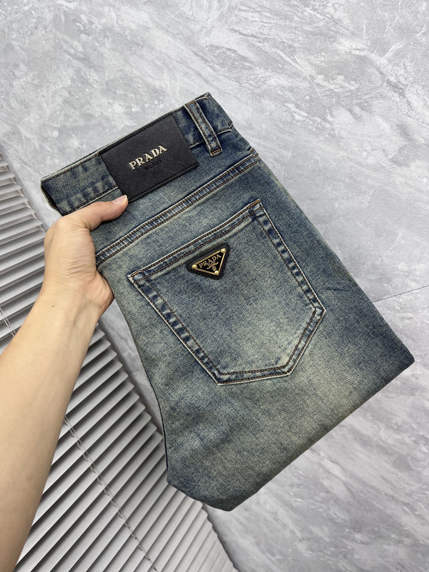 NO:934495,PRADA's 26-year-old new jeans counter's best-selling model shares taste and value. It is very comfortable to wear. It is low-key yet luxurious. It is very classy when worn. The style and cut of the pants are needless to say. The upper body is exquisite and vivid. Really first-class and top-quality materials. Really palace-level casual pants, using Turkish cotton. A33 produces the most famous denim of outstanding quality. After heavy washing, the pants are very soft. The straight-leg version is not picky. The upper body is absolutely stylish.  Extremely luxurious!  Code number 29-38.No 37,,prada,prada,jeans,19860909PRADA 普拉达 26年新品牛仔裤专柜热销款 品味与价值共享 身穿着非常舒适 低调不失奢华 穿出去非常有档次,裤型款式和裁剪亦无需多言 上身精致跃然.真正一等一顶级质料 真正殿堂级的休闲裤,选用土耳其的棉花 A33生产出最有名的单宁布品质卓然 经过重水洗使得裤子很柔软 直脚的版型 不挑人 上身绝对的有型 极度奢华！码数29-38.无37,,prada,prada,jeans,,Men's clothing