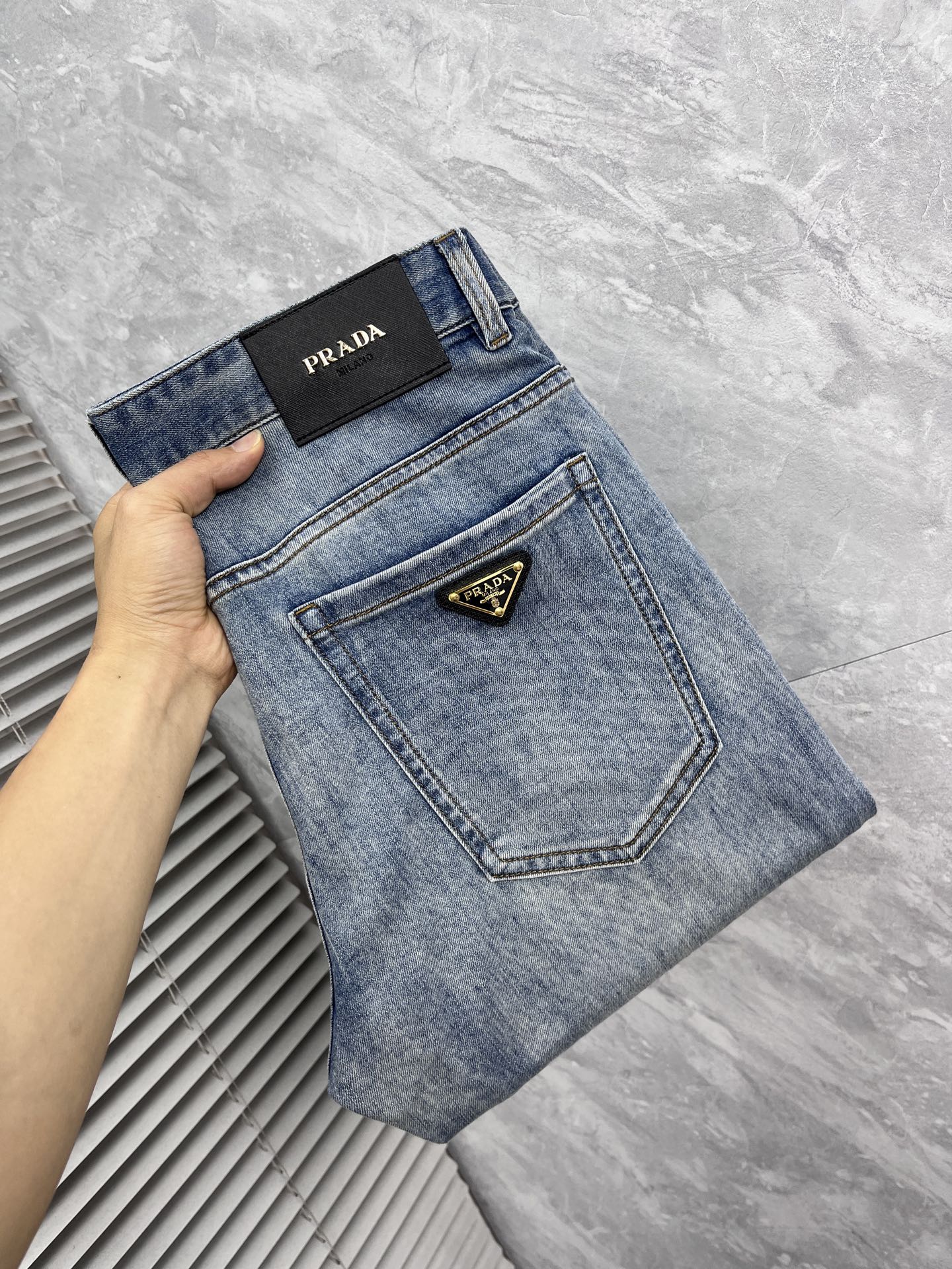 NO:934507,PRADA's 26-year-old new jeans counter is a hot-selling model. It shares taste and value. It is very comfortable to wear. It is low-key yet luxurious. It is very classy when worn. The style and cut of the trousers are needless to say. The upper body is exquisite and vivid. Really first-class and top-quality materials. Really palace-level casual pants, using Turkish cotton. A33 produces the most famous denim of outstanding quality. After heavy washing, the pants are very soft. The straight-leg version is not picky. The upper body is absolutely stylish.  Extremely luxurious!  Code number 29-38.No 37,,prada,prada,jeans,19860909PRADA 普拉达 26年新品牛仔裤专柜热销款 品味与价值共享 身穿着非常舒适 低调不失奢华 穿出去非常有档次,裤型款式和裁剪亦无需多言 上身精致跃然.真正一等一顶级质料 真正殿堂级的休闲裤,选用土耳其的棉花 A33生产出最有名的单宁布品质卓然 经过重水洗使得裤子很柔软 直脚的版型 不挑人 上身绝对的有型 极度奢华！码数29-38.无37,,prada,prada,jeans,,Men's clothing