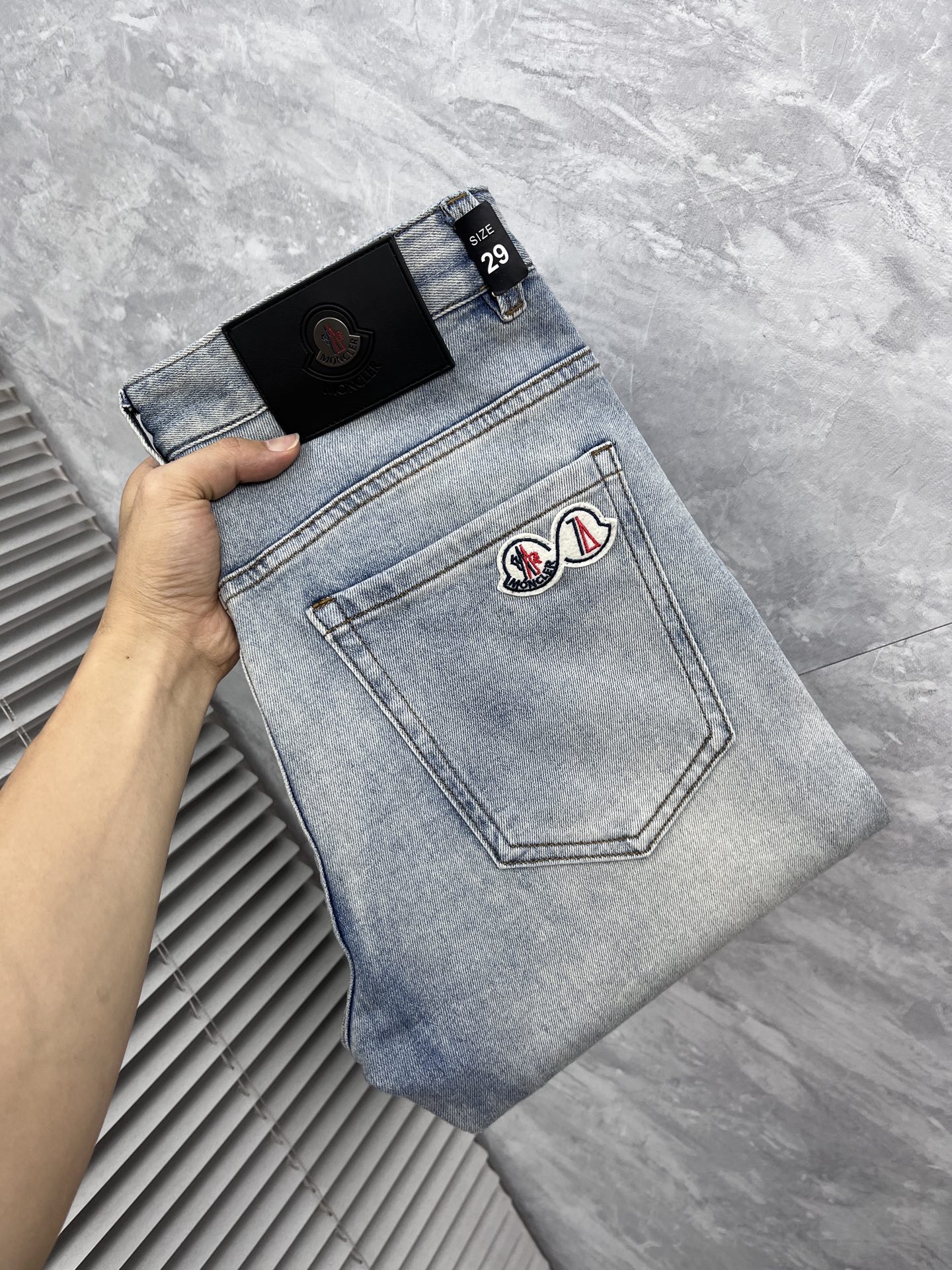 NO:906688,Mengkou 2026 latest jeans are stress-free to enter and leave the store. Best-selling models in the counter. Shared taste and value. Very comfortable to wear. Low-key yet luxurious. Very classy to wear. Needless to say the trousers style and cut. The upper body is exquisite and vivid. Real first-class top quality. Really top-level casual pants, using Turkish cotton. The most famous denim is produced. The quality is outstanding. After heavy washing, the pants are very soft. The straight-leg version is not picky.  The upper body is absolutely stylish and extremely luxurious!  Size 29-38,,Moncler,jeans,19860909蒙口 2026最新品牛仔裤出入专卖店无压力 专柜热销款 品味与价值共享 身穿着非常舒适 低调不失奢华 穿出去非常有档次,裤型款式和裁剪亦无需多言 上身精致跃然.真正一等一顶级质料 真正殿堂级的休闲裤,选用土耳其的棉花 生产出最有名的单宁布 品质卓然 经过重水洗使得裤子很柔软 直脚的版型 不挑人 上身绝对的有型 极度奢华！尺码29-38,,Moncler,jeans,,Men's clothing