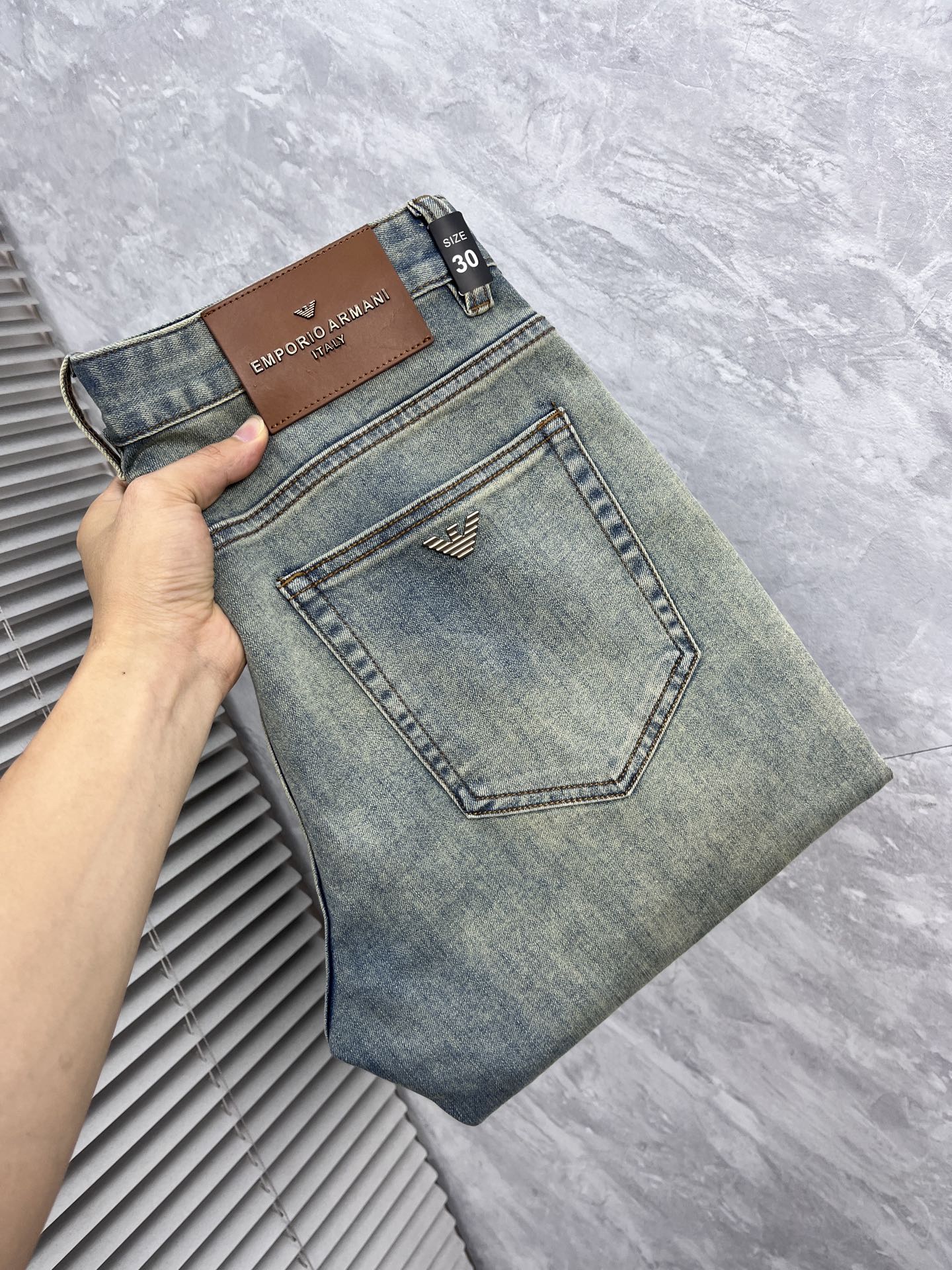 NO:906692,Prada's latest 2026 jeans are stress-free to enter and leave the store. Best-selling models in the counter. Taste and value are shared. Very comfortable to wear. Low-key yet luxurious. Very classy to wear. Needless to say the trousers style and cut. The upper body is exquisite and vivid. Really first-class top quality materials. Really top-level casual pants, using Turkish cotton. The most famous denim is produced. The quality is outstanding. After heavy washing, the pants are very soft. The straight-leg version is not picky.  The upper body is absolutely stylish and extremely luxurious!  Size 29-38,,prada,jeans,19860909普拉达 2026最新品牛仔裤出入专卖店无压力 专柜热销款 品味与价值共享 身穿着非常舒适 低调不失奢华 穿出去非常有档次,裤型款式和裁剪亦无需多言 上身精致跃然.真正一等一顶级质料 真正殿堂级的休闲裤,选用土耳其的棉花 生产出最有名的单宁布 品质卓然 经过重水洗使得裤子很柔软 直脚的版型 不挑人 上身绝对的有型 极度奢华！尺码29-38,,prada,jeans,,Men's clothing