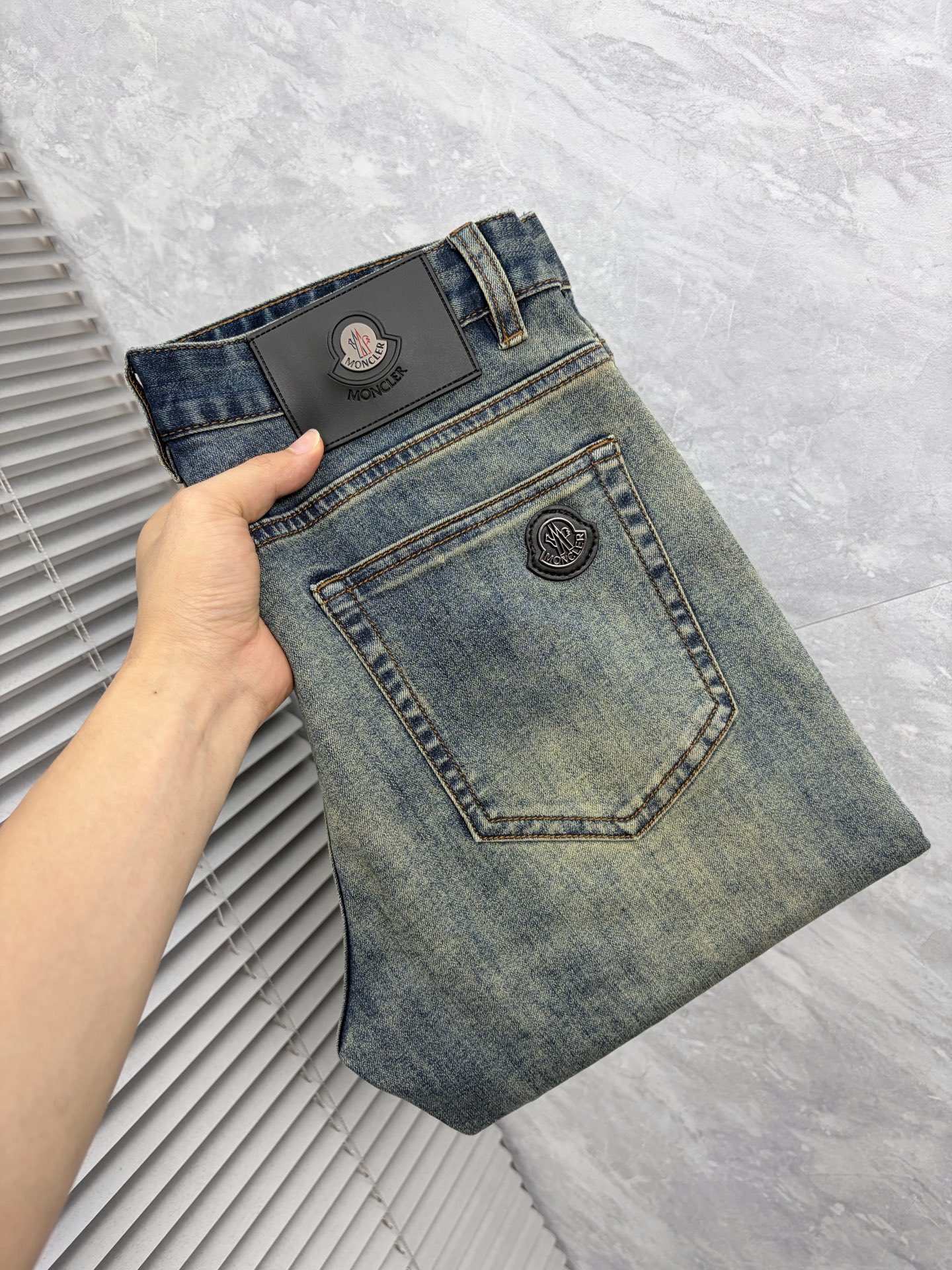 NO:908948,Mengkou, high-end customization, the latest jeans in early spring 2026, sold simultaneously at the counter, original custom-made replicas, customer-supplied hardware accessories, original quality, imported denim fabric with high elasticity, heavy washing, fine workmanship, and excellent upper body!  Preferred items Size: 29-38,,Moncler,jeans,19860909蒙口 高端定制、2026早春最新款牛仔裤 柜台同步发售 原版定制复刻 客供五金辅料 原单品质 进口牛仔面料高弹力 重工洗水 做工走线精细 上身绝佳！优选单品 码数: 29-38,,Moncler,jeans,,Men's clothing
