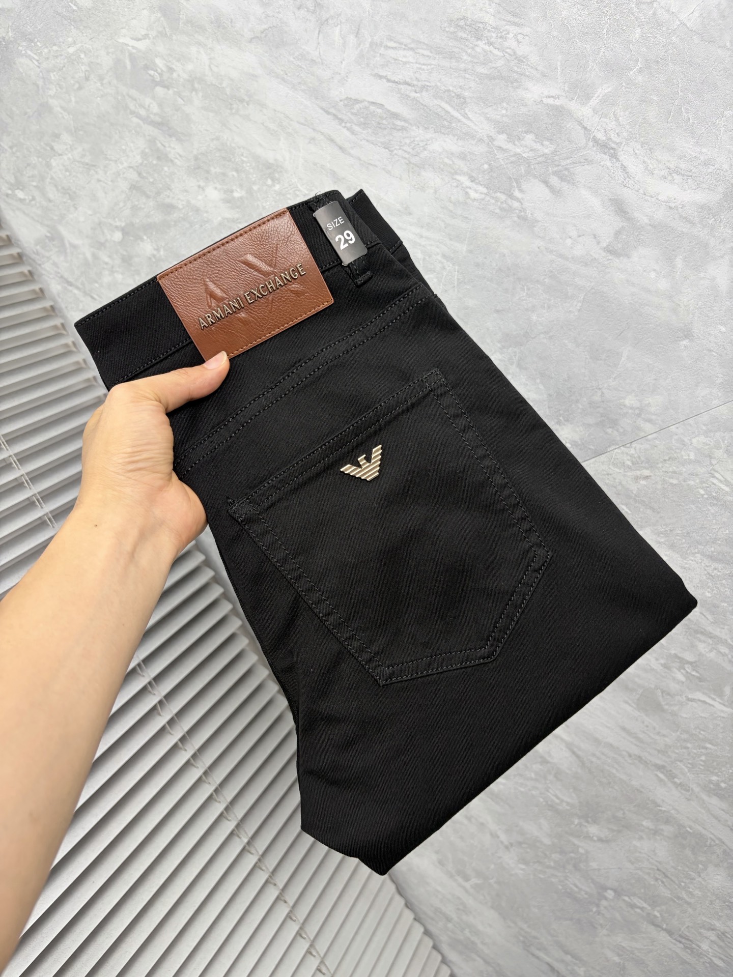 NO:908952,Armani Armani] 2026 spring and summer new men's new high fashion casual color lock jeans, simple and elegant, complete with three standards, the same style supports simple fashion, easy and versatile, comfortable and refreshing, the same style supports, century-old luxury brand, British traditional and noble design style, showing noble temperament and winning the favor of countless people, no matter what occasion you wear it, you will show a luxurious, noble and extraordinary temperament. Use imported high-elastic fabrics, designed by top masters  The ingenious work is very beautiful in person, and every detail can show the quality of the big brand. I think such a feature is enough to make people excited. It is a super versatile basic model that everyone has, and it is great value for money!  Sizes 29 to 38,,armani,armani,jeans,19860909Armani 阿玛尼】2026春夏新款男士新款高级时装休闲锁色牛仔裤, 简洁大气 三标齐全,同款支持简约时尚,从容百搭,舒适清爽同款支持,百年奢侈品牌,英伦传统高贵的设计风格,尽显高贵气质赢取无数人的欢心 无论什么场合穿上都尽显奢华、高贵非凡的气质 选用进口高弹面料 顶级大师设计 匠心著作实物非常漂亮,每个细节都能彰显大牌的品质感.我觉得这样一条特色足以让人心动.超百搭基本款人手一条,超值性价比！尺码29一38码,,armani,armani,jeans,,Men's clothing