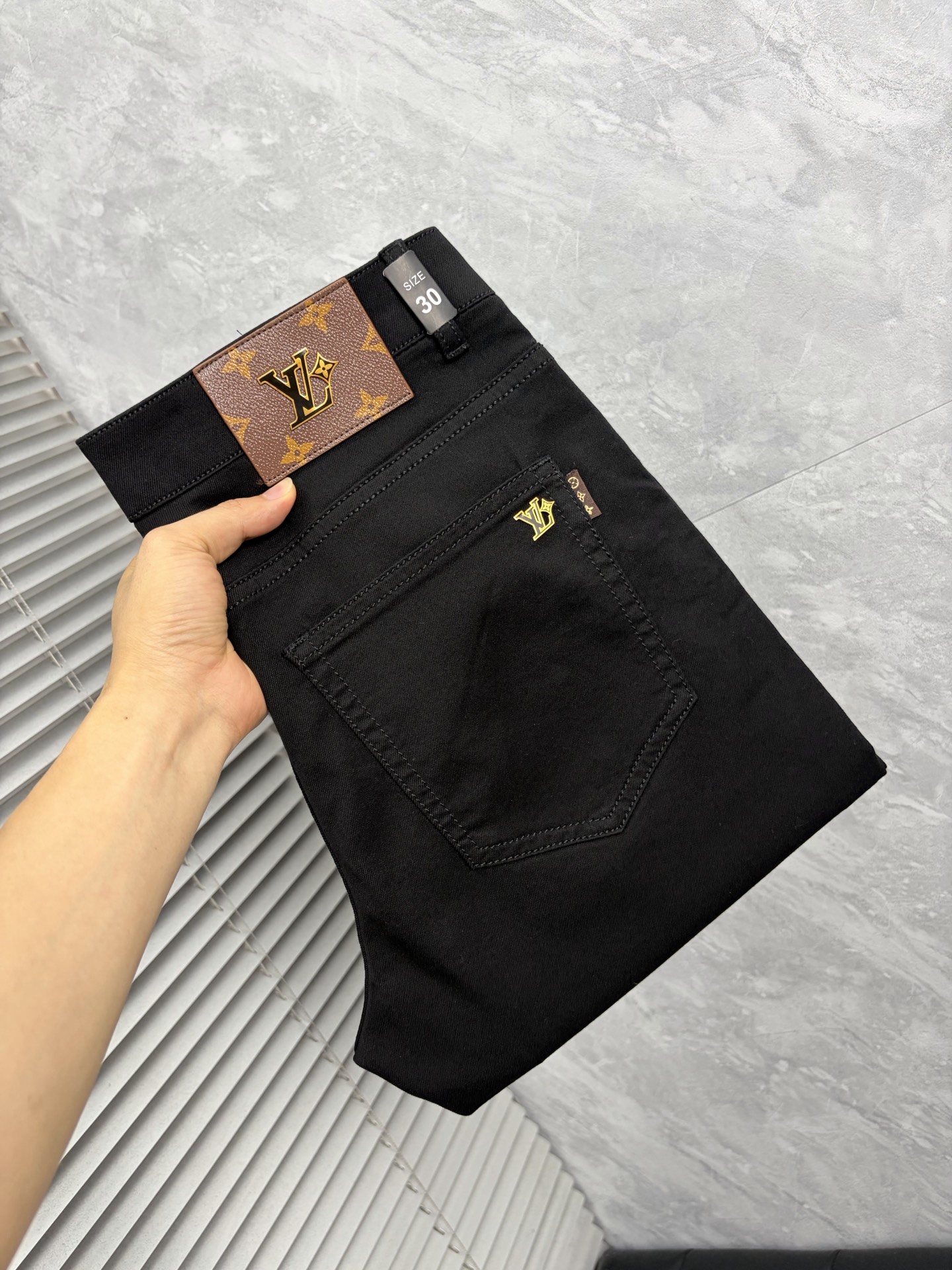 NO:908956,LV high-end customization, the latest jeans, sold simultaneously at the counter, original customization, customer-supplied hardware accessories, original quality, imported solid-color denim elastic fabric, heavy washing, fine workmanship, and excellent upper body!  The preferred items are complete with three standards.…………………………………………………… Size29-38,,louis vuitton,jeans,19860909LV 高端定制、最新款牛仔裤 柜台同步发售 原版定制 客供五金辅料 原单品质 进口固色牛仔弹力面料 重工洗水 做工走线精细 上身绝佳！优选单品 三标齐全.…………………………………………………… Size29-38,,louis vuitton,jeans,,Men's clothing