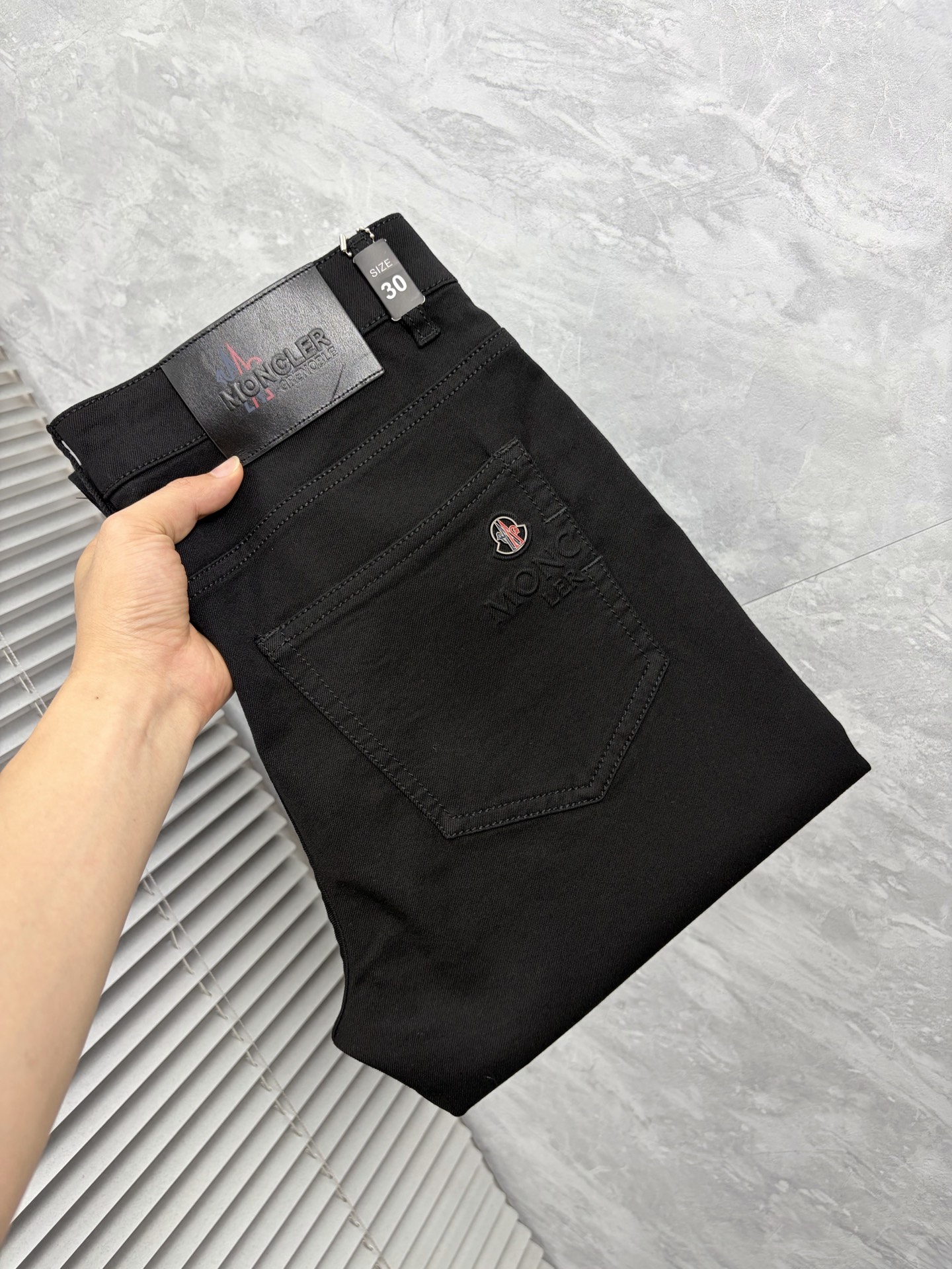 NO:934511,Mengkou, high-end customization, the latest jeans in early spring 2026, sold simultaneously at the counter, original custom-made replicas, customer-supplied hardware accessories, original quality, imported denim fabric with high elasticity, heavy washing, fine workmanship, and excellent upper body!  Preferred items Size: 29-38,,Moncler,jeans,19860909蒙口 高端定制、2026早春最新款牛仔裤 柜台同步发售 原版定制复刻 客供五金辅料 原单品质 进口牛仔面料高弹力 重工洗水 做工走线精细 上身绝佳！优选单品 码数: 29-38,,Moncler,jeans,,Men's clothing