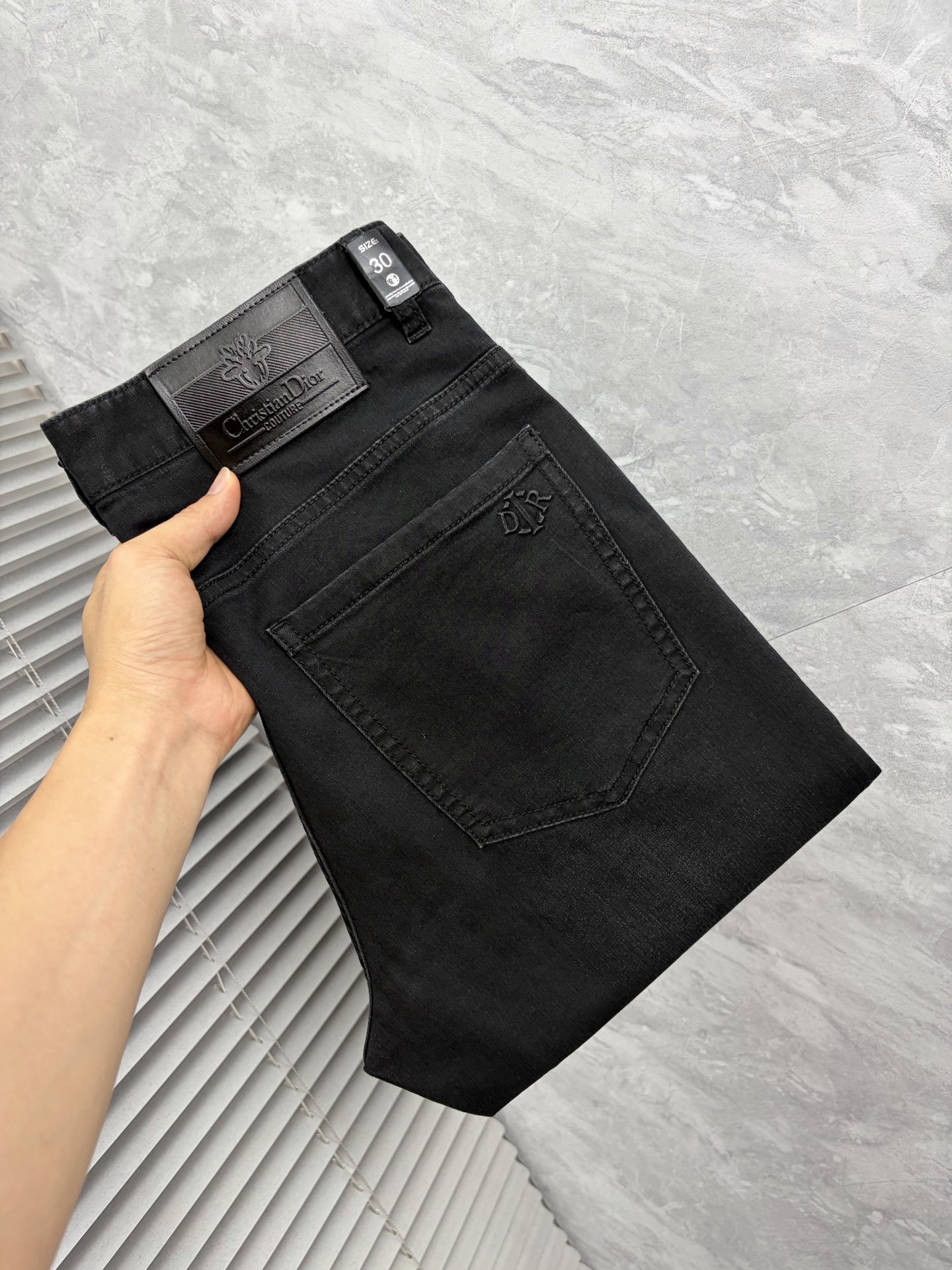 NO:934515,Dior's high-end customization and latest jeans are sold simultaneously at the counter. Original customization. Customer-supplied hardware and accessories. Original quality. Imported solid-color denim elastic fabric. Heavy washing. Fine workmanship and routing. Excellent upper body!  The preferred items are complete in three sizes.……………………………………………………………… Size29-38, dior, jeans,19860909Dior 高端定制、最新款牛仔裤 柜台同步发售 原版定制 客供五金辅料 原单品质 进口固色牛仔弹力面料 重工洗水 做工走线精细 上身绝佳！优选单品 三标齐全.…………………………………………………… Size29-38,,dior,jeans,,Men's clothing