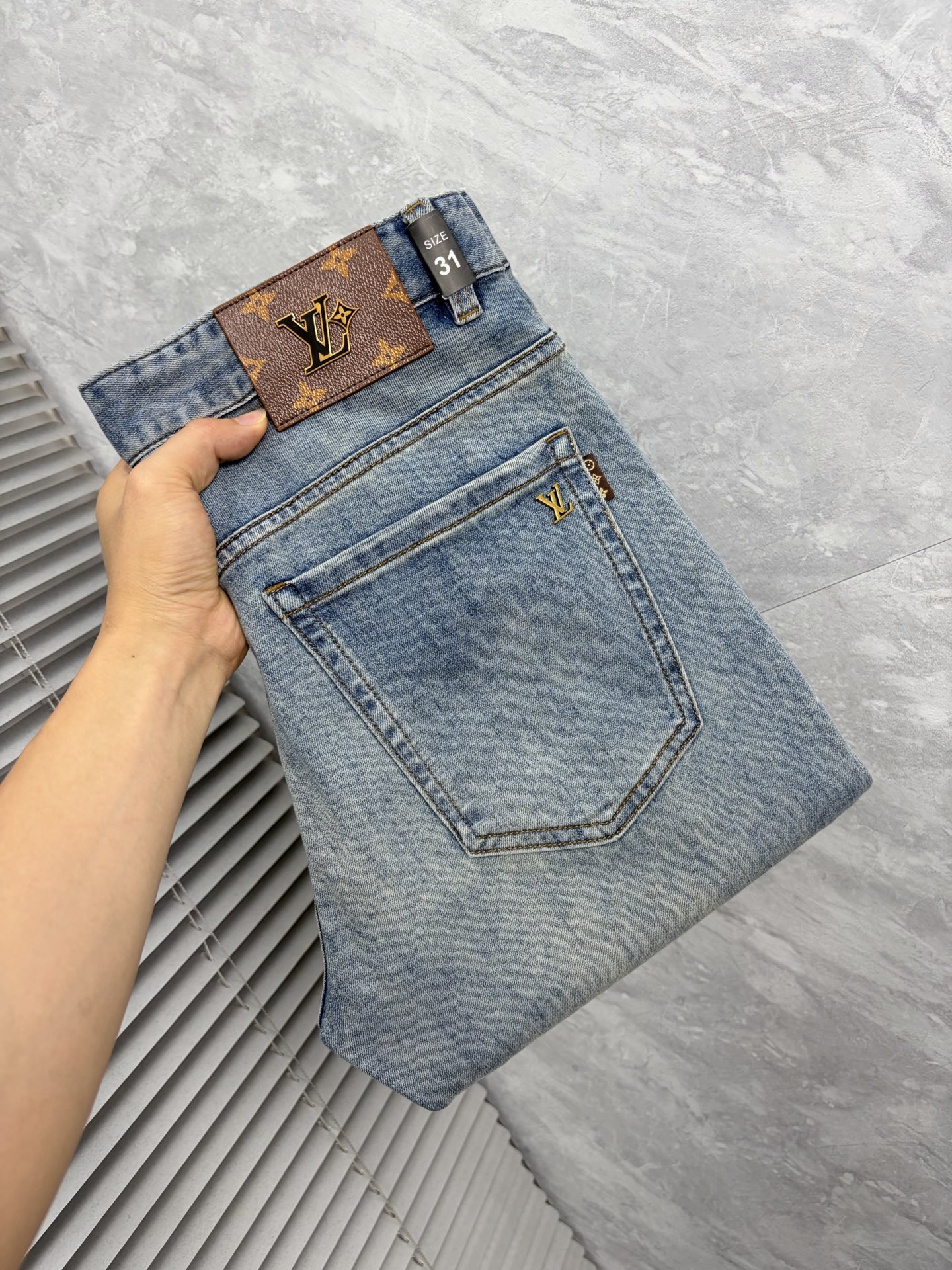 NO:934519,LV high-end customization, the latest jeans, sold simultaneously at the counter, original customization, customer-supplied hardware accessories, original quality, imported solid-color denim elastic fabric, heavy washing, fine workmanship, and excellent upper body!  The preferred items are complete with three standards.……………………………………………… Size29-38,,louis vuitton,jeans,19860909LV 高端定制、最新款牛仔裤 柜台同步发售 原版定制 客供五金辅料 原单品质 进口固色牛仔弹力面料 重工洗水 做工走线精细 上身绝佳！优选单品 三标齐全.…………………………………………………… Size29-38,,louis vuitton,jeans,,Men's clothing