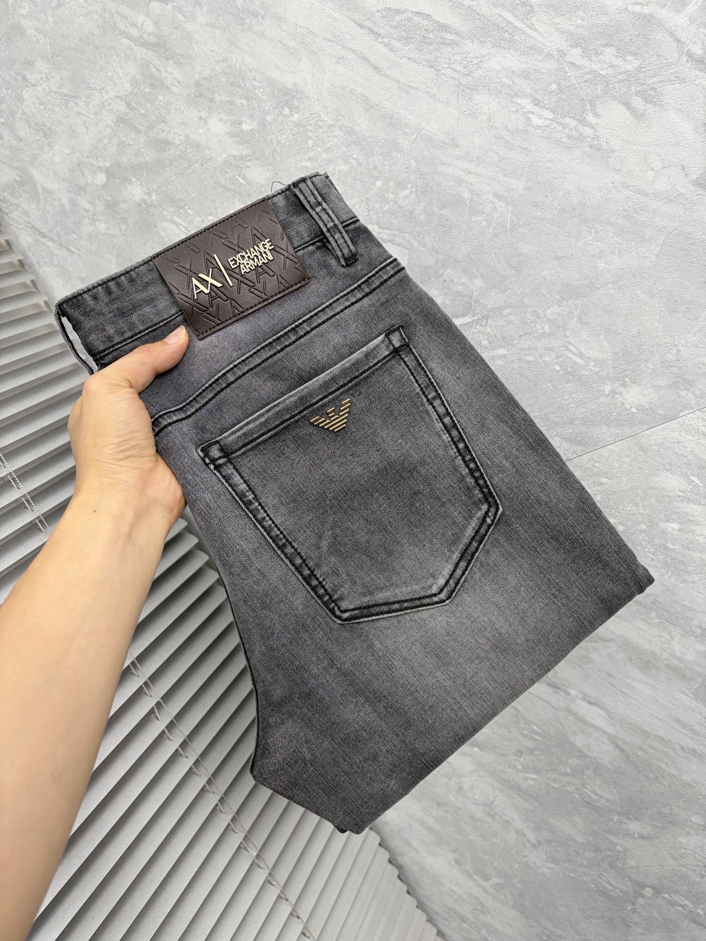 NO:934523,Armani Armani] 2026 spring and summer new men's new high fashion casual color lock jeans, simple and elegant, complete with three standards, the same style supports simple fashion, easy and versatile, comfortable and refreshing, the same style supports, century-old luxury brand, British traditional and noble design style, showing noble temperament and winning the favor of countless people, no matter what occasion you wear it, you will show a luxurious, noble and extraordinary temperament. Use imported high-elastic fabrics, designed by top masters  The ingenious work is very beautiful in person, and every detail can show the quality of the big brand. I think such a feature is enough to make people excited. It is a super versatile basic model that everyone has, and it is great value for money!  Sizes 29 to 38,,armani,armani,jeans,19860909Armani 阿玛尼】2026春夏新款男士新款高级时装休闲锁色牛仔裤, 简洁大气 三标齐全,同款支持简约时尚,从容百搭,舒适清爽同款支持,百年奢侈品牌,英伦传统高贵的设计风格,尽显高贵气质赢取无数人的欢心 无论什么场合穿上都尽显奢华、高贵非凡的气质 选用进口高弹面料 顶级大师设计 匠心著作实物非常漂亮,每个细节都能彰显大牌的品质感.我觉得这样一条特色足以让人心动.超百搭基本款人手一条,超值性价比！尺码29一38码,,armani,armani,jeans,,Men's clothing