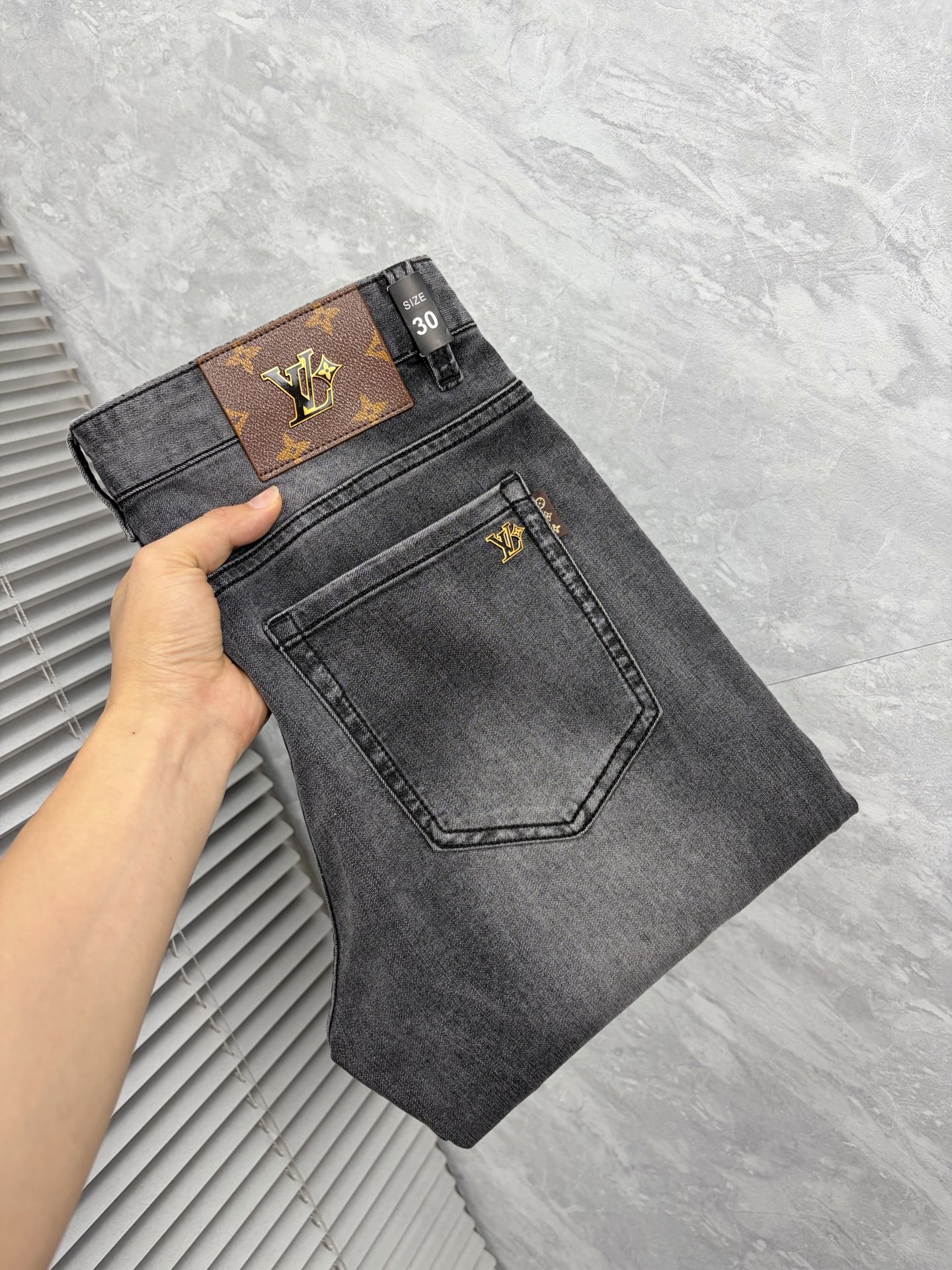 NO:908929,LV high-end customization, the latest jeans, sold simultaneously at the counter, original customization, customer-supplied hardware accessories, original quality, imported solid-color denim elastic fabric, heavy washing, fine workmanship, and excellent upper body!  Preferred list...………………………………………… Size29-38,,louis vuitton,jeans,19860909LV 高端定制、最新款牛仔裤 柜台同步发售 原版定制 客供五金辅料 原单品质 进口固色牛仔弹力面料 重工洗水 做工走线精细 上身绝佳！优选单.…………………………………………………… Size29-38,,louis vuitton,jeans,,Men's clothing