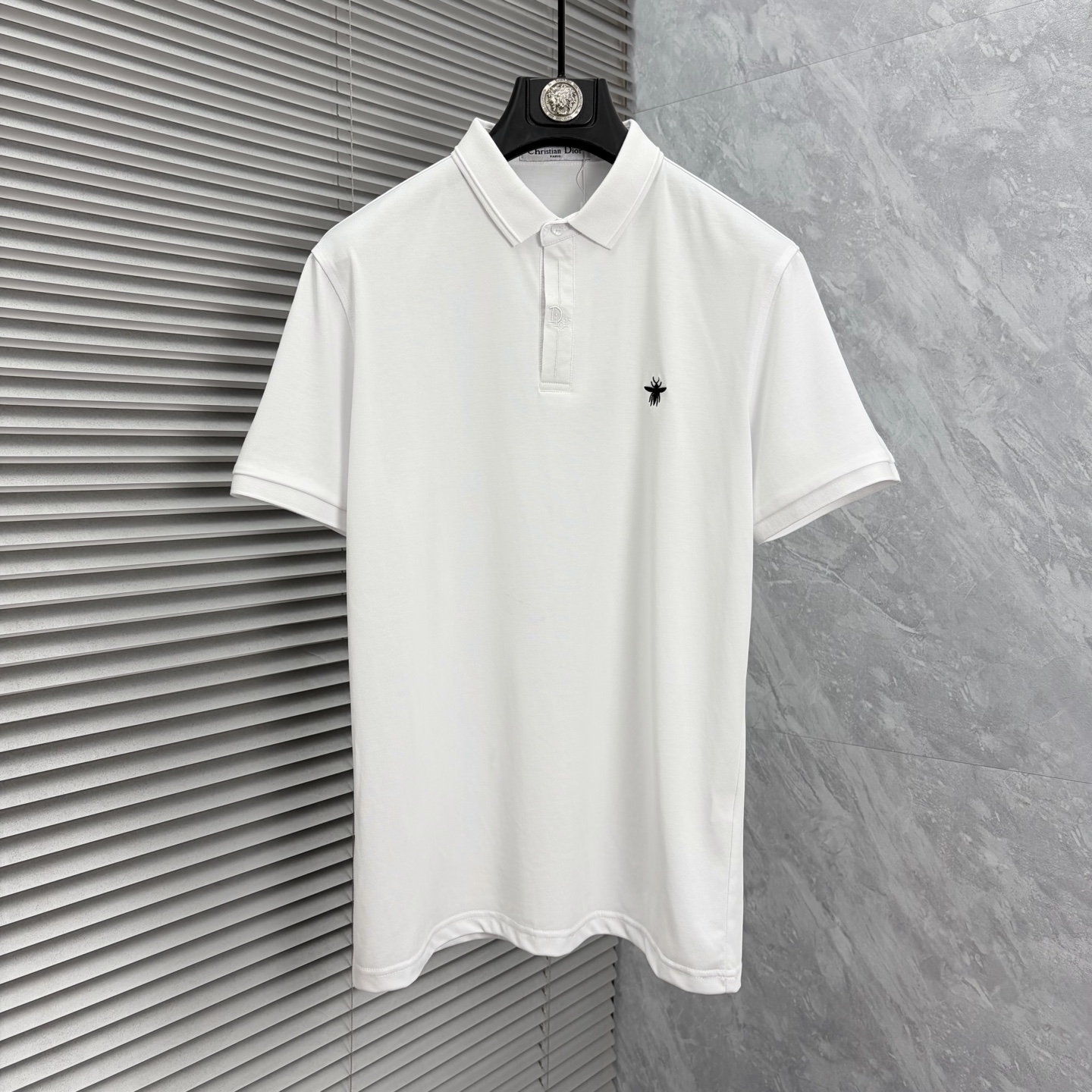 NO:910722,dr 2026  The new summer men's lapel polo shirt unlocks Italian elegance. The neckline design is the finishing touch of the entire short sleeve. Simple lines outline a neat shape. The iconic brand logo is presented on the chest with exquisite embroidery technology. It is low-key yet recognizable. Every detail demonstrates the brand's profound heritage and persistent pursuit of the brand. It is made of high-quality fabrics, soft and comfortable, with excellent breathability and delicate touch. Even when worn in the hot summer, you can always stay fresh!  Size M-4XL,,T-shirt,19860909dr 2026 夏季新款男士翻领polo衫,解锁意式优雅.领口设计是整件短袖的点睛之笔,简约线条勾勒出利落造型,标志性品牌logo以精致的刺绣工艺呈现于胸前,低调又不失辨识度,每一处细节都彰显着品牌的深厚底蕴与对品牌的执着追求.选用高品质面料,柔软舒适,透气性极佳,触感细腻,即使在炎炎夏日穿着,也能时刻保持清爽！ 码数M-4XL,,T-shirt,,Men's clothing