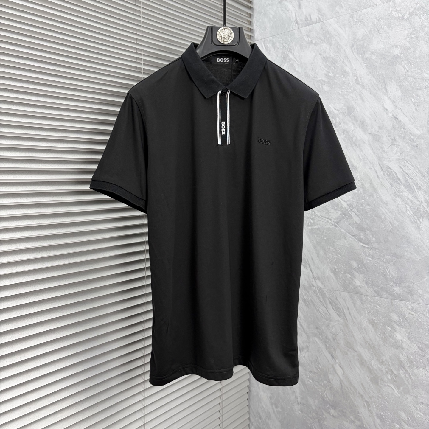 NO:910710,Boss 2026  The new summer men's lapel polo shirt unlocks Italian elegance. The neckline design is the finishing touch of the entire short sleeves. Simple lines outline a neat shape. The iconic brand logo is presented on the chest with exquisite embroidery technology. It is low-key yet recognizable. Every detail demonstrates the brand's profound heritage and persistent pursuit of the brand. It is made of high-quality fabrics, soft and comfortable, with excellent breathability and delicate touch. Even when worn in the hot summer, you can always stay fresh!  Size M-4XL,,T-shirt,19860909boss 2026 夏季新款男士翻领polo衫,解锁意式优雅.领口设计是整件短袖的点睛之笔,简约线条勾勒出利落造型,标志性品牌logo以精致的刺绣工艺呈现于胸前,低调又不失辨识度,每一处细节都彰显着品牌的深厚底蕴与对品牌的执着追求.选用高品质面料,柔软舒适,透气性极佳,触感细腻,即使在炎炎夏日穿着,也能时刻保持清爽！ 码数M-4XL,,T-shirt,,Men's clothing