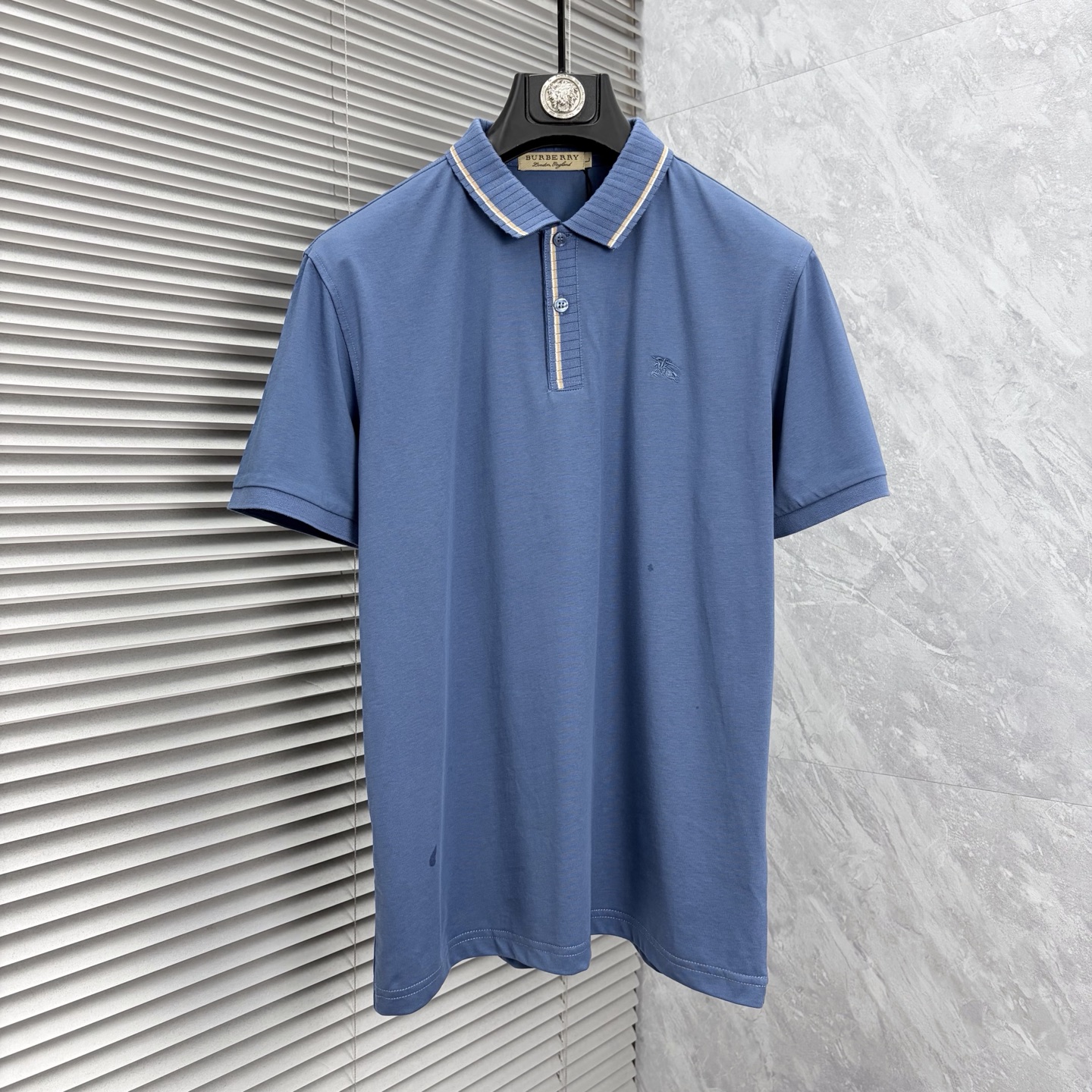 NO:910704,Burberry 2026  The new summer men's lapel polo shirt unlocks Italian elegance. The neckline design is the finishing touch of the entire short sleeves. Simple lines outline a neat shape. The iconic brand logo is presented on the chest with exquisite embroidery technology. It is low-key yet recognizable. Every detail demonstrates the brand's profound heritage and persistent pursuit of the brand. It is made of high-quality fabrics, soft and comfortable, with excellent breathability and delicate touch. Even when worn in the hot summer, you can always stay fresh!  Size M-4XL,,burberry,T-shirt,19860909巴宝莉 2026 夏季新款男士翻领polo衫,解锁意式优雅.领口设计是整件短袖的点睛之笔,简约线条勾勒出利落造型,标志性品牌logo以精致的刺绣工艺呈现于胸前,低调又不失辨识度,每一处细节都彰显着品牌的深厚底蕴与对品牌的执着追求.选用高品质面料,柔软舒适,透气性极佳,触感细腻,即使在炎炎夏日穿着,也能时刻保持清爽！ 码数M-4XL,,burberry,T-shirt,,Men's clothing