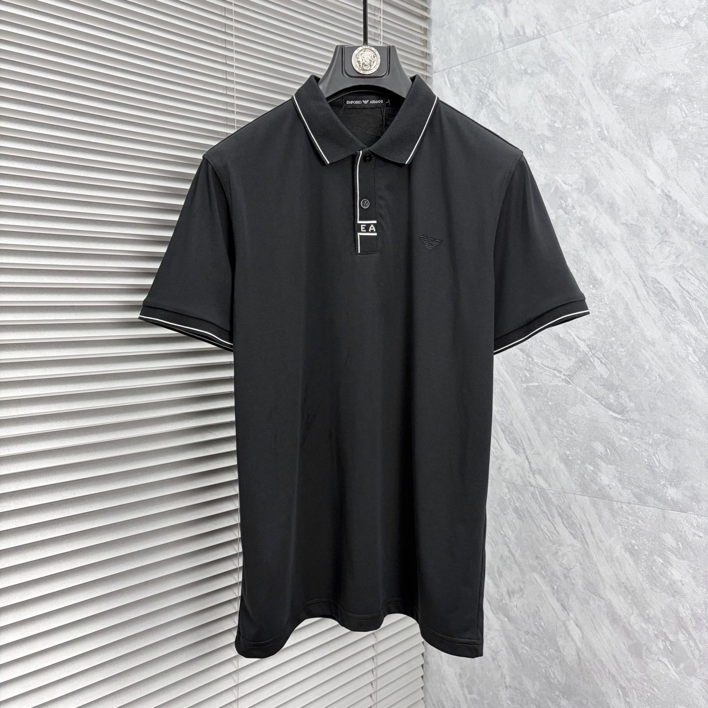NO:937158,Armani 2026  The new summer men's lapel polo shirt unlocks Italian elegance. The neckline design is the finishing touch of the entire short sleeves. Simple lines outline a neat shape. The iconic brand logo is presented on the chest with exquisite embroidery technology. It is low-key yet recognizable. Every detail demonstrates the brand's profound heritage and persistent pursuit of the brand. It is made of high-quality fabrics, soft and comfortable, with excellent breathability and delicate touch. Even when worn in the hot summer, you can always stay fresh!  Size M-4XL,,armani,T-shirt,19860909阿玛尼 2026 夏季新款男士翻领polo衫,解锁意式优雅.领口设计是整件短袖的点睛之笔,简约线条勾勒出利落造型,标志性品牌logo以精致的刺绣工艺呈现于胸前,低调又不失辨识度,每一处细节都彰显着品牌的深厚底蕴与对品牌的执着追求.选用高品质面料,柔软舒适,透气性极佳,触感细腻,即使在炎炎夏日穿着,也能时刻保持清爽！ 码数M-4XL,,armani,T-shirt,,Men's clothing
