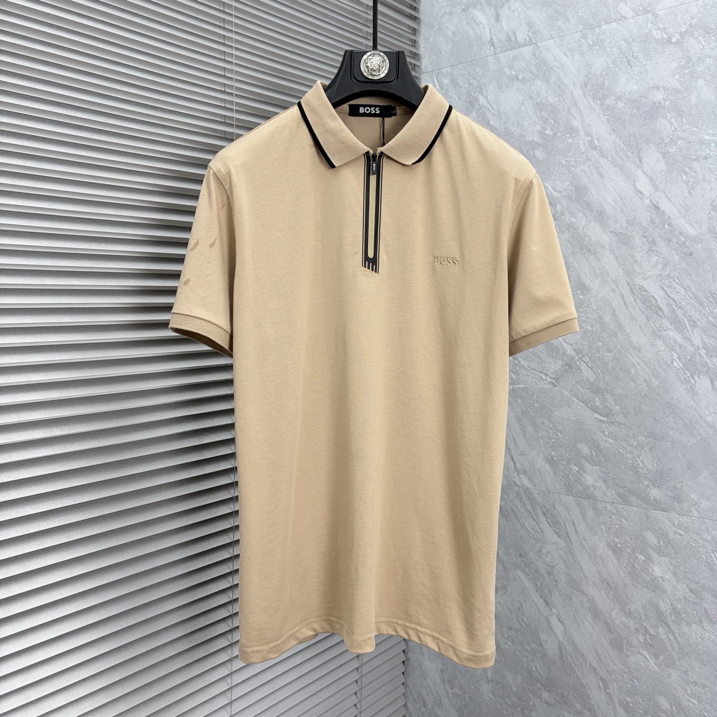 NO:937132,Boss 2026  The new summer men's lapel polo shirt unlocks Italian elegance. The neckline design is the finishing touch of the entire short sleeves. Simple lines outline a neat shape. The iconic brand logo is presented on the chest with exquisite embroidery technology. It is low-key yet recognizable. Every detail demonstrates the brand's profound heritage and persistent pursuit of the brand. It is made of high-quality fabrics, soft and comfortable, with excellent breathability and delicate touch. Even when worn in the hot summer, you can always stay fresh!  Size M-4XL,,T-shirt,19860909boss 2026 夏季新款男士翻领polo衫,解锁意式优雅.领口设计是整件短袖的点睛之笔,简约线条勾勒出利落造型,标志性品牌logo以精致的刺绣工艺呈现于胸前,低调又不失辨识度,每一处细节都彰显着品牌的深厚底蕴与对品牌的执着追求.选用高品质面料,柔软舒适,透气性极佳,触感细腻,即使在炎炎夏日穿着,也能时刻保持清爽！ 码数M-4XL,,T-shirt,,Men's clothing