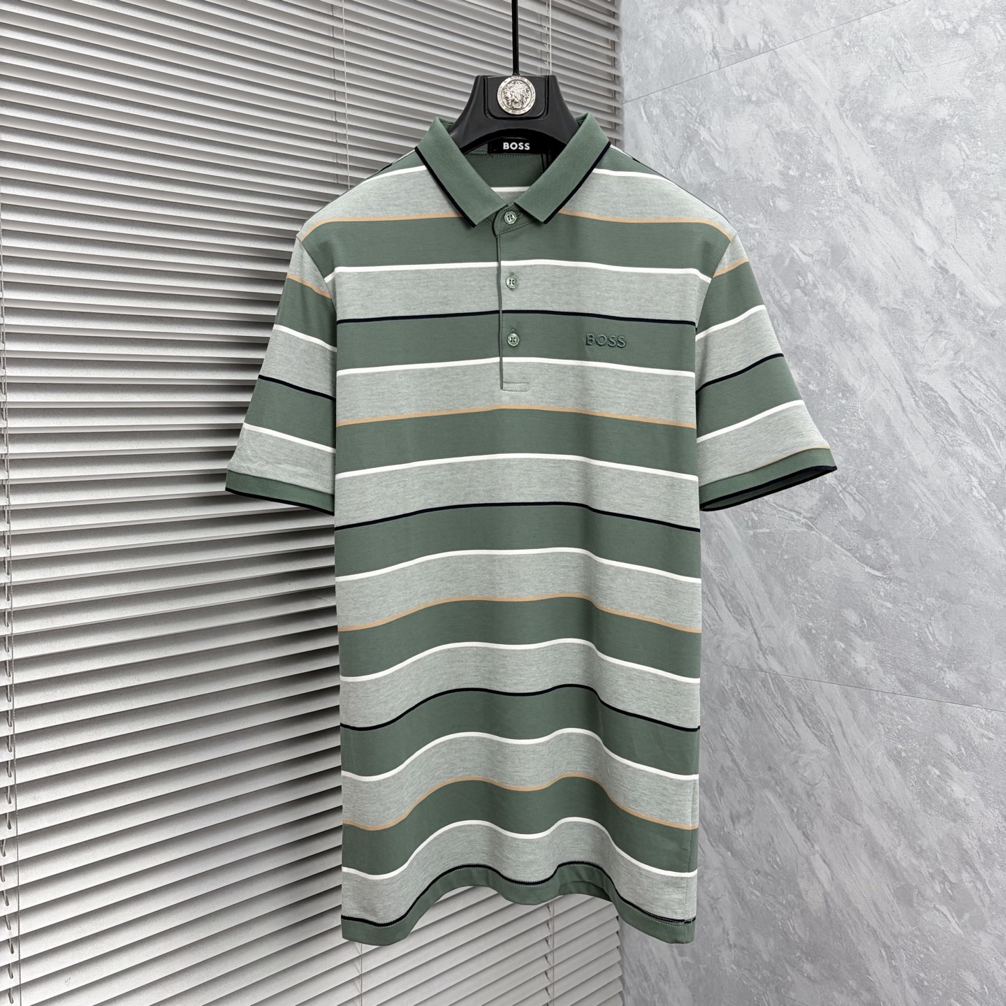 NO:937138,Boss 2026  The new summer men's lapel polo shirt unlocks Italian elegance. The neckline design is the finishing touch of the entire short sleeves. Simple lines outline a neat shape. The iconic brand logo is presented on the chest with exquisite embroidery technology. It is low-key yet recognizable. Every detail demonstrates the brand's profound heritage and persistent pursuit of the brand. It is made of high-quality fabrics, soft and comfortable, with excellent breathability and delicate touch. Even when worn in the hot summer, you can always stay fresh!  Size M-4XL,,T-shirt,19860909boss 2026 夏季新款男士翻领polo衫,解锁意式优雅.领口设计是整件短袖的点睛之笔,简约线条勾勒出利落造型,标志性品牌logo以精致的刺绣工艺呈现于胸前,低调又不失辨识度,每一处细节都彰显着品牌的深厚底蕴与对品牌的执着追求.选用高品质面料,柔软舒适,透气性极佳,触感细腻,即使在炎炎夏日穿着,也能时刻保持清爽！ 码数M-4XL,,T-shirt,,Men's clothing