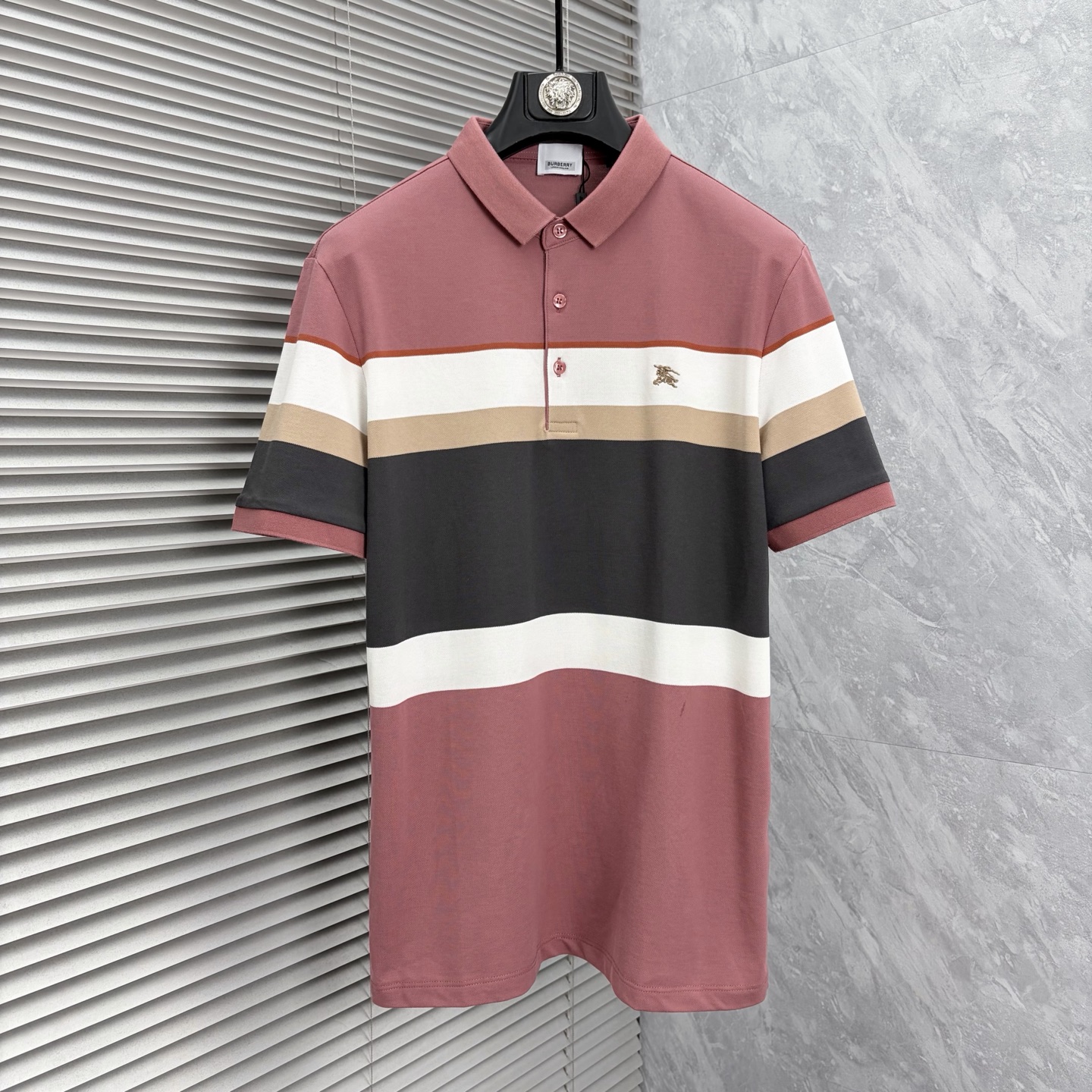 NO:937135,Burberry 2026  The new summer men's lapel polo shirt unlocks Italian elegance. The neckline design is the finishing touch of the entire short sleeves. Simple lines outline a neat shape. The iconic brand logo is presented on the chest with exquisite embroidery technology. It is low-key yet recognizable. Every detail demonstrates the brand's profound heritage and persistent pursuit of the brand. It is made of high-quality fabrics, soft and comfortable, with excellent breathability and delicate touch. Even when worn in the hot summer, you can always stay fresh!  Size M-4XL,,burberry,T-shirt,19860909巴宝莉 2026 夏季新款男士翻领polo衫,解锁意式优雅.领口设计是整件短袖的点睛之笔,简约线条勾勒出利落造型,标志性品牌logo以精致的刺绣工艺呈现于胸前,低调又不失辨识度,每一处细节都彰显着品牌的深厚底蕴与对品牌的执着追求.选用高品质面料,柔软舒适,透气性极佳,触感细腻,即使在炎炎夏日穿着,也能时刻保持清爽！ 码数M-4XL,,burberry,T-shirt,,Men's clothing