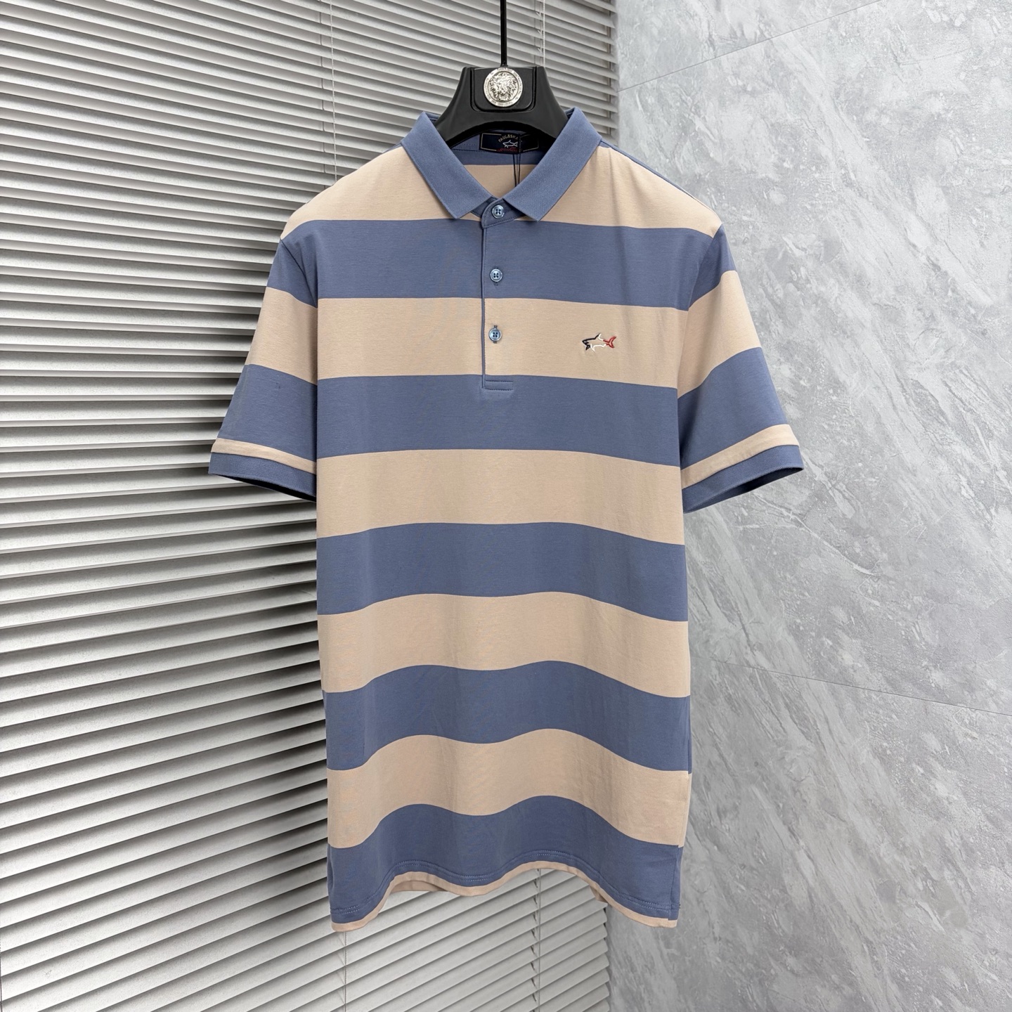 NO:910699,Shark 2026  The new summer men's lapel polo shirt unlocks Italian elegance. The neckline design is the finishing touch of the entire short sleeves. Simple lines outline a neat shape. The iconic brand logo is presented on the chest with exquisite embroidery technology. It is low-key yet recognizable. Every detail demonstrates the brand's profound heritage and persistent pursuit of the brand. It is made of high-quality fabrics, soft and comfortable, with excellent breathability and delicate touch. Even when worn in the hot summer, you can always stay fresh!  Size M-4XL,,T-shirt,19860909鲨鱼 2026 夏季新款男士翻领polo衫,解锁意式优雅.领口设计是整件短袖的点睛之笔,简约线条勾勒出利落造型,标志性品牌logo以精致的刺绣工艺呈现于胸前,低调又不失辨识度,每一处细节都彰显着品牌的深厚底蕴与对品牌的执着追求.选用高品质面料,柔软舒适,透气性极佳,触感细腻,即使在炎炎夏日穿着,也能时刻保持清爽！ 码数M-4XL,,T-shirt,,Men's clothing
