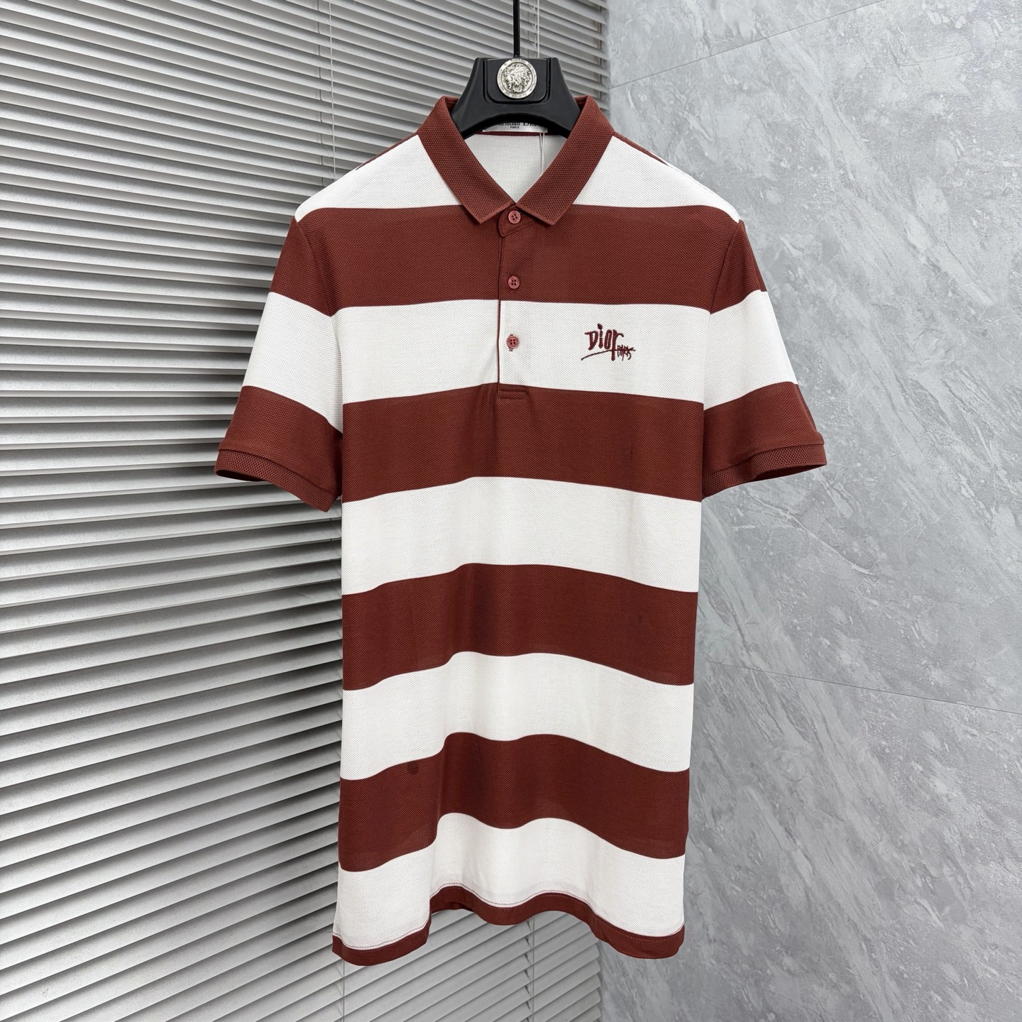 NO:937144,dr 2026  The new summer men's lapel polo shirt unlocks Italian elegance. The neckline design is the finishing touch of the entire short sleeves. Simple lines outline a neat shape. The iconic brand logo is presented on the chest with exquisite embroidery technology. It is low-key yet recognizable. Every detail demonstrates the brand's profound heritage and persistent pursuit of the brand. It is made of high-quality fabrics, soft and comfortable, with excellent breathability and delicate touch. Even when worn in the hot summer, you can always stay fresh!  Size M-4XL,,T-shirt,19860909dr 2026 夏季新款男士翻领polo衫,解锁意式优雅.领口设计是整件短袖的点睛之笔,简约线条勾勒出利落造型,标志性品牌logo以精致的刺绣工艺呈现于胸前,低调又不失辨识度,每一处细节都彰显着品牌的深厚底蕴与对品牌的执着追求.选用高品质面料,柔软舒适,透气性极佳,触感细腻,即使在炎炎夏日穿着,也能时刻保持清爽！ 码数M-4XL,,T-shirt,,Men's clothing