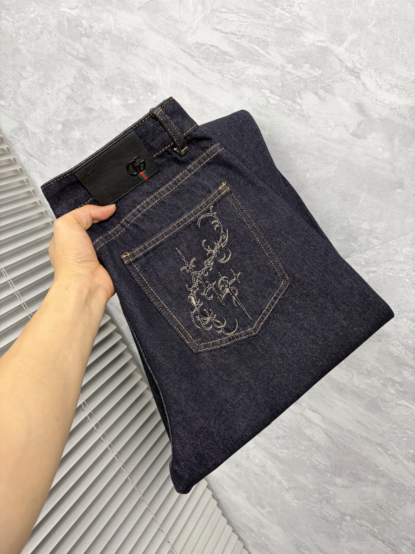 NO:870717,Ancient 26 autumn and winter men's denim large hem jeans, official album and poster style!  High-grade imported denim raw color fabrics are supplied to customers, and the pure 13oz denim fabrics from Okayama, Japan are specially selected. Heavy-duty environmentally friendly plant enzyme washing process is used. The texture has a light retro color, which is quite beautiful and is very suitable for autumn and winter color matching. The fabric is soft and delicate after washing, but has strong bones and a slight stretch, providing an excellent comfortable experience. There is no damage from any technological elements throughout the body, retaining the purest tannin color!  The details throughout the body are perfect, exquisite and sophisticated. The latest leather label on the waist highlights the brand's characteristics. The hardware accessories, leather label and wiring all reflect the craftsmanship!  The silhouette is perfectly tailored and has excellent butt lift and slimming effect. It can be easily matched with any top in the wardrobe. It has wide compatibility and is suitable for various daily wear. The upper body is full of style. It is a must-have trousers for those who are obsessed with quality control and 1V!  Size 29-38 (not 35.37),,jeans,19860909古 26秋冬男士丹宁大裤脚牛仔裤,官宣画册海报穿搭款！ 客供高级进口的丹宁原色面料,特选日本冈山纯正13oz 盎司牛仔布料,重磅环保植物酵素水洗工艺,肌理有着淡淡的复古色彩,相当漂亮,极符合秋冬的配色,面料经过水洗后柔软细腻,但筋骨感极强,且略带弹力,提供了绝佳的舒适体验,通身无任何工艺元素破坏,保留了最纯粹的丹宁本色！通身细节完美如斯,精湛且考究,最新的腰部皮标彰显了品牌特质,五金配件、皮标、走线无不体现出匠心工艺！版型剪裁完美,提臀修身效果绝佳,可轻松横扫衣橱任何的上装搭配,兼容性广泛,满足于日常各种穿搭,上身型款十足,于品质控及1V迷控者必入型裤装！ 尺码29—38（没35.37）,,jeans,,Men's clothing