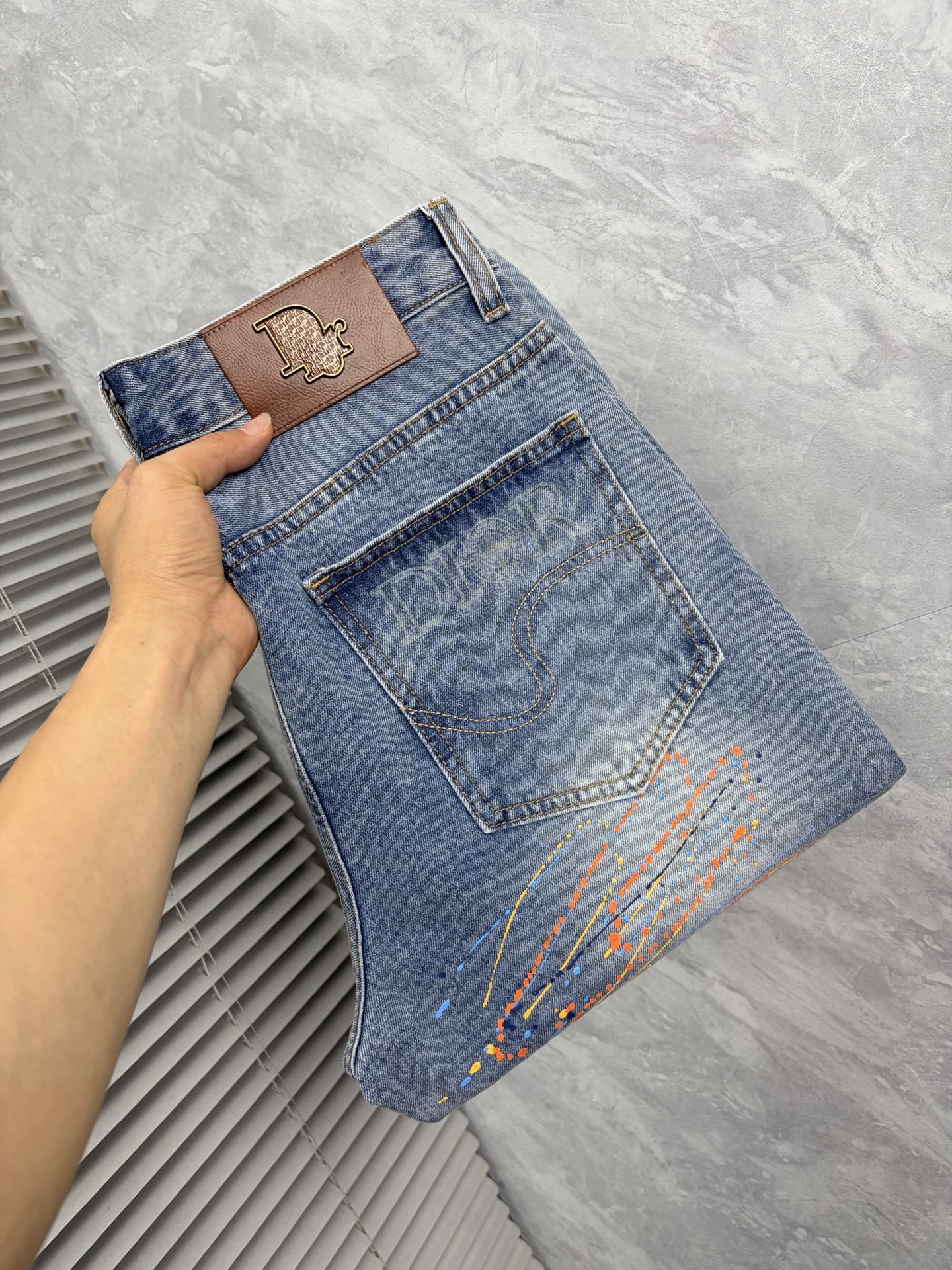 NO:870696,dr26 autumn and winter men's denim large hem jeans, official album and poster wear style!  High-grade imported denim raw color fabrics are supplied to customers, and the pure 13oz denim fabrics from Okayama, Japan are specially selected. Heavy-duty environmentally friendly plant enzyme washing process is used. The texture has a light retro color, which is quite beautiful and is very suitable for autumn and winter color matching. The fabric is soft and delicate after washing, but has strong bones and a slight stretch, providing an excellent comfortable experience. There is no damage from any technological elements throughout the body, retaining the purest tannin color!  The details throughout the body are perfect, exquisite and sophisticated. The latest leather label on the waist highlights the brand's characteristics. The hardware accessories, leather label and wiring all reflect the craftsmanship!  The silhouette is perfectly tailored and has excellent butt lift and slimming effect. It can be easily matched with any top in the wardrobe. It has wide compatibility and is suitable for various daily wear. The upper body is full of style. It is a must-have trousers for those who are obsessed with quality control and 1V!  Size 29-38 (not 35.37),,jeans,19860909dr26秋冬男士丹宁大裤脚牛仔裤,官宣画册海报穿搭款！ 客供高级进口的丹宁原色面料,特选日本冈山纯正13oz 盎司牛仔布料,重磅环保植物酵素水洗工艺,肌理有着淡淡的复古色彩,相当漂亮,极符合秋冬的配色,面料经过水洗后柔软细腻,但筋骨感极强,且略带弹力,提供了绝佳的舒适体验,通身无任何工艺元素破坏,保留了最纯粹的丹宁本色！通身细节完美如斯,精湛且考究,最新的腰部皮标彰显了品牌特质,五金配件、皮标、走线无不体现出匠心工艺！版型剪裁完美,提臀修身效果绝佳,可轻松横扫衣橱任何的上装搭配,兼容性广泛,满足于日常各种穿搭,上身型款十足,于品质控及1V迷控者必入型裤装！ 尺码29—38（没35.37）,,jeans,,Men's clothing