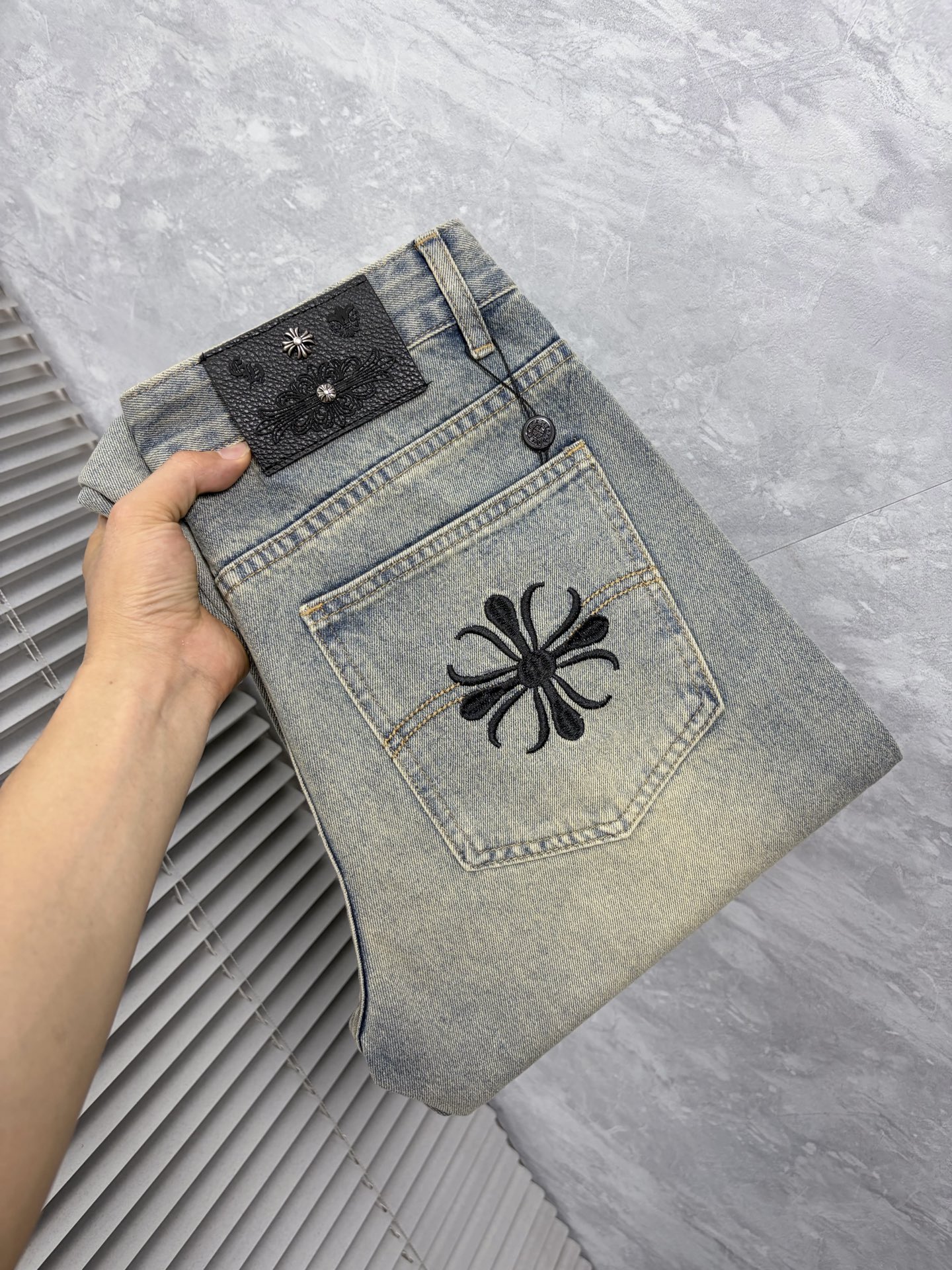 NO:870679,Crowe's 26 autumn and winter men's denim large hem jeans, official album and poster outfit style!  High-grade imported denim raw color fabrics are supplied to customers, and the pure 13oz denim fabrics from Okayama, Japan are specially selected. Heavy-duty environmentally friendly plant enzyme washing process is used. The texture has a light retro color, which is quite beautiful and is very suitable for autumn and winter color matching. The fabric is soft and delicate after washing, but has strong bones and a slight stretch, providing an excellent comfortable experience. There is no damage from any technological elements throughout the body, retaining the purest tannin color!  The details throughout the body are perfect, exquisite and sophisticated. The latest leather label on the waist highlights the brand's characteristics. The hardware accessories, leather label and wiring all reflect the craftsmanship!  The silhouette is perfectly tailored and has excellent butt lift and slimming effect. It can be easily matched with any top in the wardrobe. It has wide compatibility and is suitable for various daily wear. The upper body is full of style. It is a must-have trousers for those who are obsessed with quality control and 1V!  Sizes 29-38 (not 35.37),,chrome hearts,jeans,19860909克罗26秋冬男士丹宁大裤脚牛仔裤,官宣画册海报穿搭款！ 客供高级进口的丹宁原色面料,特选日本冈山纯正13oz 盎司牛仔布料,重磅环保植物酵素水洗工艺,肌理有着淡淡的复古色彩,相当漂亮,极符合秋冬的配色,面料经过水洗后柔软细腻,但筋骨感极强,且略带弹力,提供了绝佳的舒适体验,通身无任何工艺元素破坏,保留了最纯粹的丹宁本色！通身细节完美如斯,精湛且考究,最新的腰部皮标彰显了品牌特质,五金配件、皮标、走线无不体现出匠心工艺！版型剪裁完美,提臀修身效果绝佳,可轻松横扫衣橱任何的上装搭配,兼容性广泛,满足于日常各种穿搭,上身型款十足,于品质控及1V迷控者必入型裤装！ 尺码29—38（没35.37）,,chrome hearts,jeans,,Men's clothing