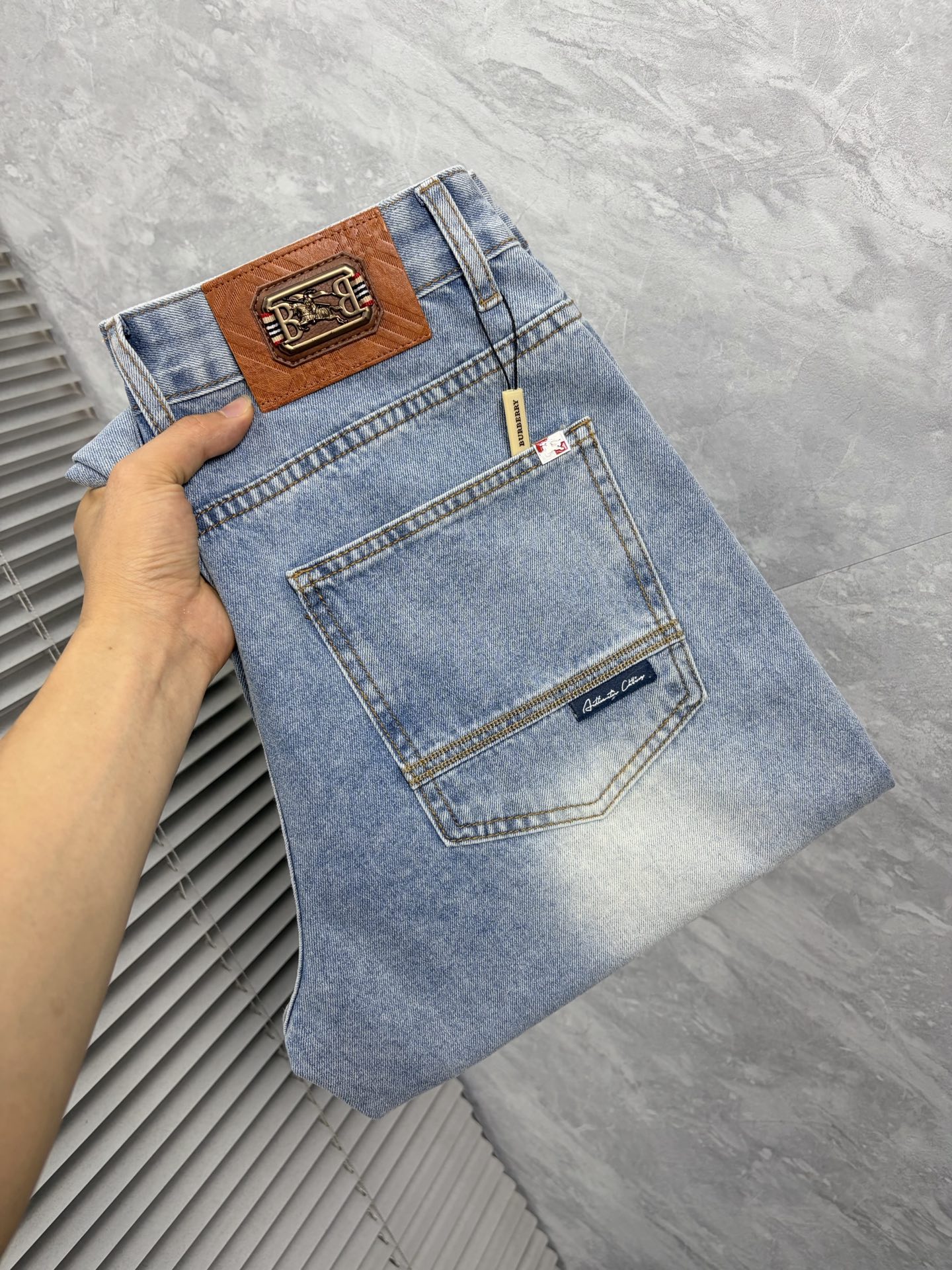 NO:870657,Baba's 26th autumn and winter men's denim large hem jeans, official album and poster style!  High-grade imported denim raw color fabrics are supplied to customers, and the pure 13oz denim fabrics from Okayama, Japan are specially selected. Heavy-duty environmentally friendly plant enzyme washing process is used. The texture has a light retro color, which is quite beautiful and is very suitable for autumn and winter color matching. The fabric is soft and delicate after washing, but has strong bones and a slight stretch, providing an excellent comfortable experience. There is no damage from any technological elements throughout the body, retaining the purest tannin color!  The details throughout the body are perfect, exquisite and sophisticated. The latest leather label on the waist highlights the brand's characteristics. The hardware accessories, leather label and wiring all reflect the craftsmanship!  The silhouette is perfectly tailored and has excellent butt lift and slimming effect. It can be easily matched with any top in the wardrobe. It has wide compatibility and is suitable for various daily wear. The upper body is full of style. It is a must-have trousers for those who are obsessed with quality control and 1V!  Size 29-38 (not 35.37),,burberry,jeans,19860909巴宝26秋冬男士丹宁大裤脚牛仔裤,官宣画册海报穿搭款！ 客供高级进口的丹宁原色面料,特选日本冈山纯正13oz 盎司牛仔布料,重磅环保植物酵素水洗工艺,肌理有着淡淡的复古色彩,相当漂亮,极符合秋冬的配色,面料经过水洗后柔软细腻,但筋骨感极强,且略带弹力,提供了绝佳的舒适体验,通身无任何工艺元素破坏,保留了最纯粹的丹宁本色！通身细节完美如斯,精湛且考究,最新的腰部皮标彰显了品牌特质,五金配件、皮标、走线无不体现出匠心工艺！版型剪裁完美,提臀修身效果绝佳,可轻松横扫衣橱任何的上装搭配,兼容性广泛,满足于日常各种穿搭,上身型款十足,于品质控及1V迷控者必入型裤装！ 尺码29—38（没35.37）,,burberry,jeans,,Men's clothing
