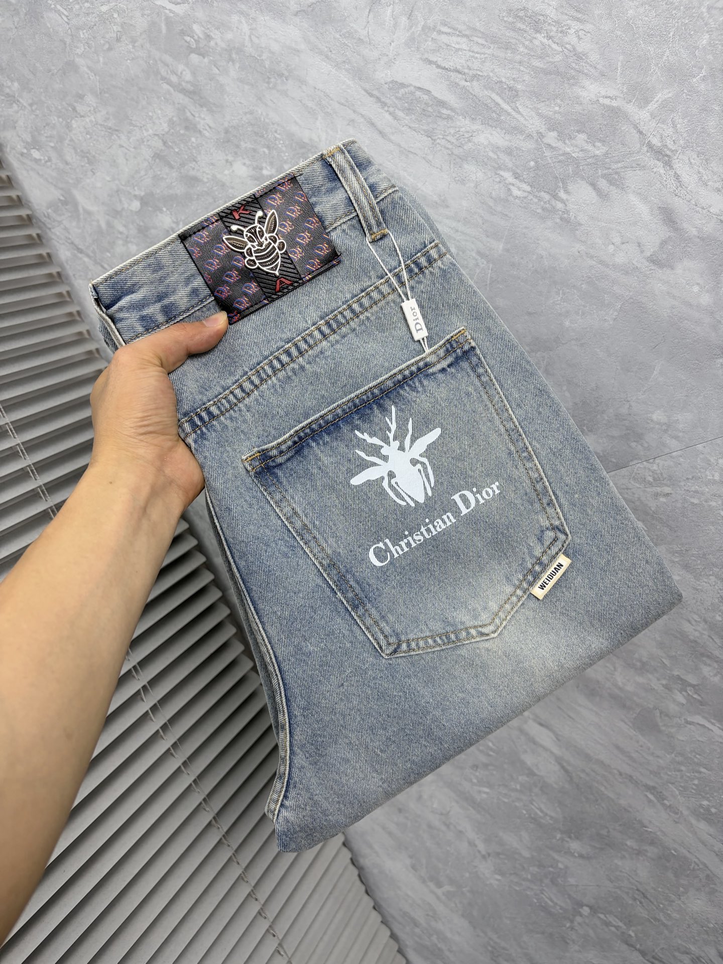 NO:870619,dr 26 autumn and winter men's denim large hem jeans, official album and poster wear style!  High-grade imported denim raw color fabrics are supplied to customers, and the pure 13oz denim fabrics from Okayama, Japan are specially selected. Heavy-duty environmentally friendly plant enzyme washing process is used. The texture has a light retro color, which is quite beautiful and is very suitable for autumn and winter color matching. The fabric is soft and delicate after washing, but has strong bones and a slight stretch, providing an excellent comfortable experience. There is no damage from any technological elements throughout the body, retaining the purest tannin color!  The details throughout the body are perfect, exquisite and sophisticated. The latest leather label on the waist highlights the brand's characteristics. The hardware accessories, leather label and wiring all reflect the craftsmanship!  The silhouette is perfectly tailored and has excellent butt lift and slimming effect. It can be easily matched with any top in the wardrobe. It has wide compatibility and is suitable for various daily wear. The upper body is full of style. It is a must-have trousers for those who are obsessed with quality control and 1V!  Size 29-38 (not 35.37),,jeans,19860909dr 26秋冬男士丹宁大裤脚牛仔裤,官宣画册海报穿搭款！ 客供高级进口的丹宁原色面料,特选日本冈山纯正13oz 盎司牛仔布料,重磅环保植物酵素水洗工艺,肌理有着淡淡的复古色彩,相当漂亮,极符合秋冬的配色,面料经过水洗后柔软细腻,但筋骨感极强,且略带弹力,提供了绝佳的舒适体验,通身无任何工艺元素破坏,保留了最纯粹的丹宁本色！通身细节完美如斯,精湛且考究,最新的腰部皮标彰显了品牌特质,五金配件、皮标、走线无不体现出匠心工艺！版型剪裁完美,提臀修身效果绝佳,可轻松横扫衣橱任何的上装搭配,兼容性广泛,满足于日常各种穿搭,上身型款十足,于品质控及1V迷控者必入型裤装！ 尺码29—38（没35.37）,,jeans,,Men's clothing
