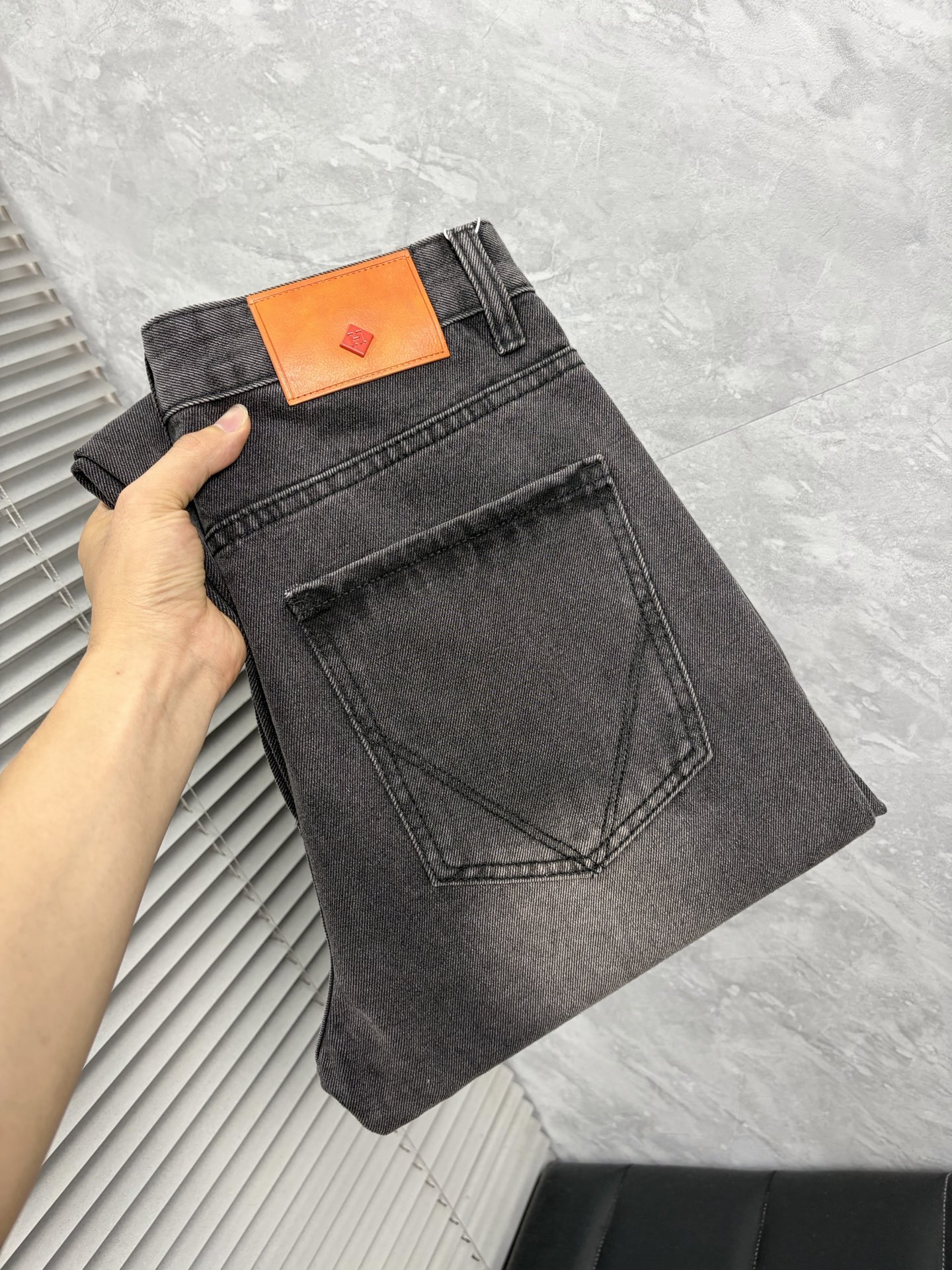 NO:870611,Ai Ma 26 autumn and winter men's denim large hem jeans, official album and poster wear style!  High-grade imported denim raw color fabrics are supplied to customers, and the pure 13oz denim fabrics from Okayama, Japan are specially selected. Heavy-duty environmentally friendly plant enzyme washing process is used. The texture has a light retro color, which is quite beautiful and is very suitable for autumn and winter color matching. The fabric is soft and delicate after washing, but has strong bones and a slight stretch, providing an excellent comfortable experience. There is no damage from any technological elements throughout the body, retaining the purest tannin color!  The details throughout the body are perfect, exquisite and sophisticated. The latest leather label on the waist highlights the brand's characteristics. The hardware accessories, leather label and wiring all reflect the craftsmanship!  The silhouette is perfectly tailored and has excellent butt lift and slimming effect. It can be easily matched with any top in the wardrobe. It has wide compatibility and is suitable for various daily wear. The upper body is full of style. It is a must-have trousers for those who are obsessed with quality control and 1V!  Size 29-38 (not 35.37),,hermes,jeans,19860909爱马26秋冬男士丹宁大裤脚牛仔裤,官宣画册海报穿搭款！ 客供高级进口的丹宁原色面料,特选日本冈山纯正13oz 盎司牛仔布料,重磅环保植物酵素水洗工艺,肌理有着淡淡的复古色彩,相当漂亮,极符合秋冬的配色,面料经过水洗后柔软细腻,但筋骨感极强,且略带弹力,提供了绝佳的舒适体验,通身无任何工艺元素破坏,保留了最纯粹的丹宁本色！通身细节完美如斯,精湛且考究,最新的腰部皮标彰显了品牌特质,五金配件、皮标、走线无不体现出匠心工艺！版型剪裁完美,提臀修身效果绝佳,可轻松横扫衣橱任何的上装搭配,兼容性广泛,满足于日常各种穿搭,上身型款十足,于品质控及1V迷控者必入型裤装！ 尺码29—38（没35.37）,,hermes,jeans,,Men's clothing