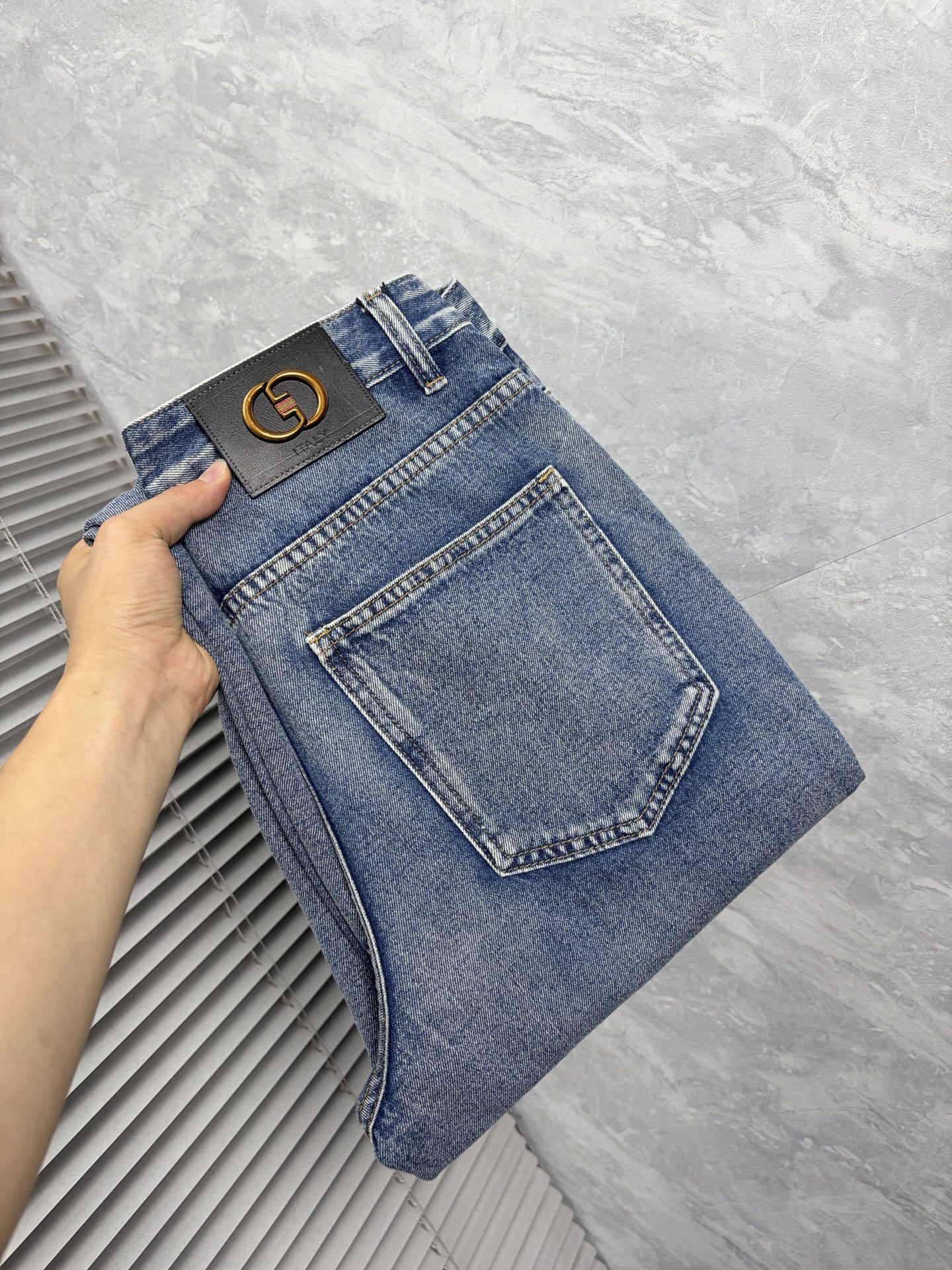 NO:870603,Ancient 26 autumn and winter men's denim large hem jeans, official album and poster style!  High-grade imported denim raw color fabrics are supplied to customers, and the pure 13oz denim fabrics from Okayama, Japan are specially selected. Heavy-duty environmentally friendly plant enzyme washing process is used. The texture has a light retro color, which is quite beautiful and is very suitable for autumn and winter color matching. The fabric is soft and delicate after washing, but has strong bones and a slight stretch, providing an excellent comfortable experience. There is no damage from any technological elements throughout the body, retaining the purest tannin color!  The details throughout the body are perfect, exquisite and sophisticated. The latest leather label on the waist highlights the brand's characteristics. The hardware accessories, leather label and wiring all reflect the craftsmanship!  The silhouette is perfectly tailored and has excellent butt lift and slimming effect. It can be easily matched with any top in the wardrobe. It has wide compatibility and is suitable for various daily wear. The upper body is full of style. It is a must-have trousers for those who are obsessed with quality control and 1V!  Size 29-38 (not 35.37),,jeans,19860909古 26秋冬男士丹宁大裤脚牛仔裤,官宣画册海报穿搭款！ 客供高级进口的丹宁原色面料,特选日本冈山纯正13oz 盎司牛仔布料,重磅环保植物酵素水洗工艺,肌理有着淡淡的复古色彩,相当漂亮,极符合秋冬的配色,面料经过水洗后柔软细腻,但筋骨感极强,且略带弹力,提供了绝佳的舒适体验,通身无任何工艺元素破坏,保留了最纯粹的丹宁本色！通身细节完美如斯,精湛且考究,最新的腰部皮标彰显了品牌特质,五金配件、皮标、走线无不体现出匠心工艺！版型剪裁完美,提臀修身效果绝佳,可轻松横扫衣橱任何的上装搭配,兼容性广泛,满足于日常各种穿搭,上身型款十足,于品质控及1V迷控者必入型裤装！ 尺码29—38（没35.37）,,jeans,,Men's clothing