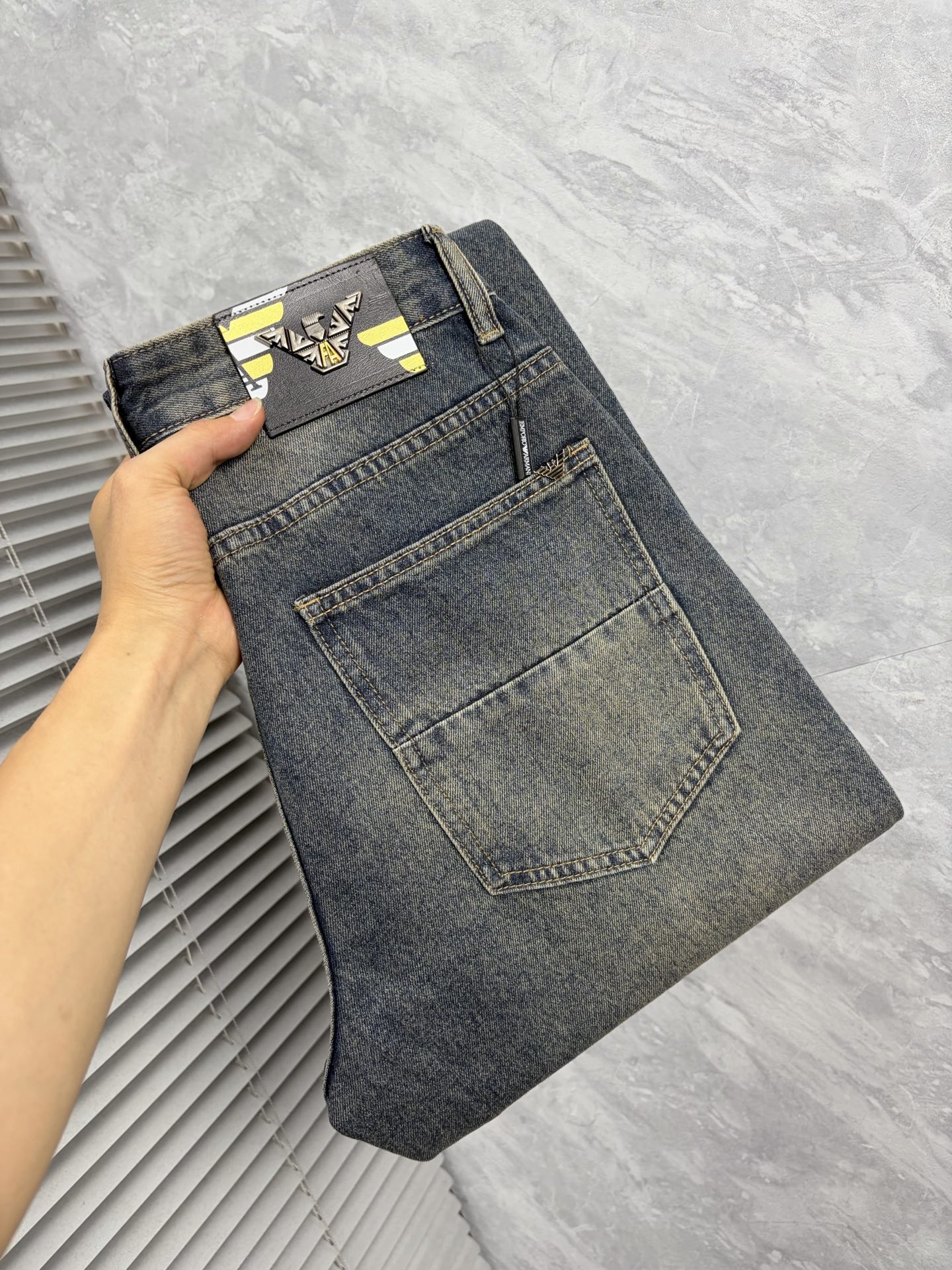 NO:870587,Amma 26 autumn and winter men's denim large hem jeans, official album and poster wear style!  High-grade imported denim raw color fabrics are supplied to customers, and the pure 13oz denim fabrics from Okayama, Japan are specially selected. Heavy-duty environmentally friendly plant enzyme washing process is used. The texture has a light retro color, which is quite beautiful and is very suitable for autumn and winter color matching. The fabric is soft and delicate after washing, but has strong bones and a slight stretch, providing an excellent comfortable experience. There is no damage from any technological elements throughout the body, retaining the purest tannin color!  The details throughout the body are perfect, exquisite and sophisticated. The latest leather label on the waist highlights the brand's characteristics. The hardware accessories, leather label and wiring all reflect the craftsmanship!  The silhouette is perfectly tailored and has excellent butt lift and slimming effect. It can be easily matched with any top in the wardrobe. It has wide compatibility and is suitable for various daily wear. The upper body is full of style. It is a must-have trousers for those who are obsessed with quality control and 1V!  Size 29-38 (not 35.37),,jeans,19860909阿玛 26秋冬男士丹宁大裤脚牛仔裤,官宣画册海报穿搭款！ 客供高级进口的丹宁原色面料,特选日本冈山纯正13oz 盎司牛仔布料,重磅环保植物酵素水洗工艺,肌理有着淡淡的复古色彩,相当漂亮,极符合秋冬的配色,面料经过水洗后柔软细腻,但筋骨感极强,且略带弹力,提供了绝佳的舒适体验,通身无任何工艺元素破坏,保留了最纯粹的丹宁本色！通身细节完美如斯,精湛且考究,最新的腰部皮标彰显了品牌特质,五金配件、皮标、走线无不体现出匠心工艺！版型剪裁完美,提臀修身效果绝佳,可轻松横扫衣橱任何的上装搭配,兼容性广泛,满足于日常各种穿搭,上身型款十足,于品质控及1V迷控者必入型裤装！ 尺码29—38（没35.37）,,jeans,,Men's clothing