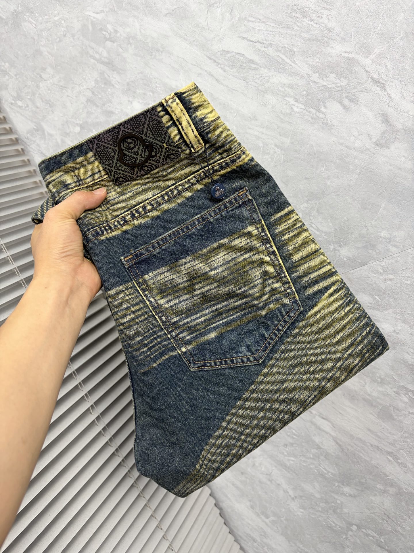 NO:870647,Mongolian 26 autumn and winter men's denim large hem jeans, official album and poster wear style!  High-grade imported denim raw color fabrics are supplied to customers, and the pure 13oz denim fabrics from Okayama, Japan are specially selected. Heavy-duty environmentally friendly plant enzyme washing process is used. The texture has a light retro color, which is quite beautiful and is very suitable for autumn and winter color matching. The fabric is soft and delicate after washing, but has strong bones and a slight stretch, providing an excellent comfortable experience. There is no damage from any technological elements throughout the body, retaining the purest tannin color!  The details throughout the body are perfect, exquisite and sophisticated. The latest leather label on the waist highlights the brand's characteristics. The hardware accessories, leather label and wiring all reflect the craftsmanship!  The silhouette is perfectly tailored and has excellent butt lift and slimming effect. It can be easily matched with any top in the wardrobe. It has wide compatibility and is suitable for various daily wear. The upper body is full of style. It is a must-have trousers for those who are obsessed with quality control and 1V!  Size 29-38 (not 35.37),,jeans,19860909蒙 26秋冬男士丹宁大裤脚牛仔裤,官宣画册海报穿搭款！ 客供高级进口的丹宁原色面料,特选日本冈山纯正13oz 盎司牛仔布料,重磅环保植物酵素水洗工艺,肌理有着淡淡的复古色彩,相当漂亮,极符合秋冬的配色,面料经过水洗后柔软细腻,但筋骨感极强,且略带弹力,提供了绝佳的舒适体验,通身无任何工艺元素破坏,保留了最纯粹的丹宁本色！通身细节完美如斯,精湛且考究,最新的腰部皮标彰显了品牌特质,五金配件、皮标、走线无不体现出匠心工艺！版型剪裁完美,提臀修身效果绝佳,可轻松横扫衣橱任何的上装搭配,兼容性广泛,满足于日常各种穿搭,上身型款十足,于品质控及1V迷控者必入型裤装！ 尺码29—38（没35.37）,,jeans,,Men's clothing