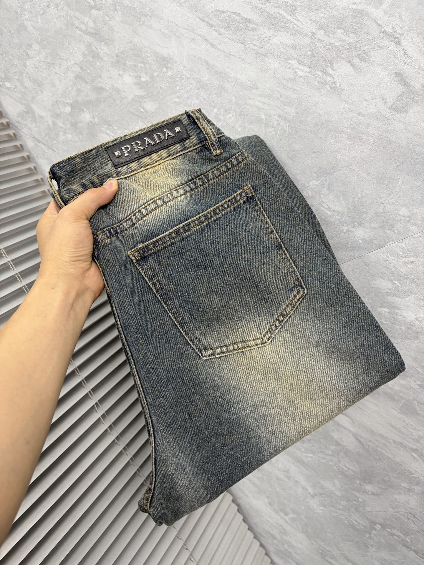 NO:870687,Pula 26 autumn and winter men's denim large hem jeans, official album and poster style!  High-grade imported denim raw color fabrics are supplied to customers, and the pure 13oz denim fabrics from Okayama, Japan are specially selected. Heavy-duty environmentally friendly plant enzyme washing process is used. The texture has a light retro color, which is quite beautiful and is very suitable for autumn and winter color matching. The fabric is soft and delicate after washing, but has strong bones and a slight stretch, providing an excellent comfortable experience. There is no damage from any technological elements throughout the body, retaining the purest tannin color!  The details throughout the body are perfect, exquisite and sophisticated. The latest leather label on the waist highlights the brand's characteristics. The hardware accessories, leather label and wiring all reflect the craftsmanship!  The silhouette is perfectly tailored and has excellent butt lift and slimming effect. It can be easily matched with any top in the wardrobe. It has wide compatibility and is suitable for various daily wear. The upper body is full of style. It is a must-have trousers for those who are obsessed with quality control and 1V!  Size 29-38 (not 35.37),,prada,jeans,19860909普拉 26秋冬男士丹宁大裤脚牛仔裤,官宣画册海报穿搭款！ 客供高级进口的丹宁原色面料,特选日本冈山纯正13oz 盎司牛仔布料,重磅环保植物酵素水洗工艺,肌理有着淡淡的复古色彩,相当漂亮,极符合秋冬的配色,面料经过水洗后柔软细腻,但筋骨感极强,且略带弹力,提供了绝佳的舒适体验,通身无任何工艺元素破坏,保留了最纯粹的丹宁本色！通身细节完美如斯,精湛且考究,最新的腰部皮标彰显了品牌特质,五金配件、皮标、走线无不体现出匠心工艺！版型剪裁完美,提臀修身效果绝佳,可轻松横扫衣橱任何的上装搭配,兼容性广泛,满足于日常各种穿搭,上身型款十足,于品质控及1V迷控者必入型裤装！ 尺码29—38（没35.37）,,prada,jeans,,Men's clothing