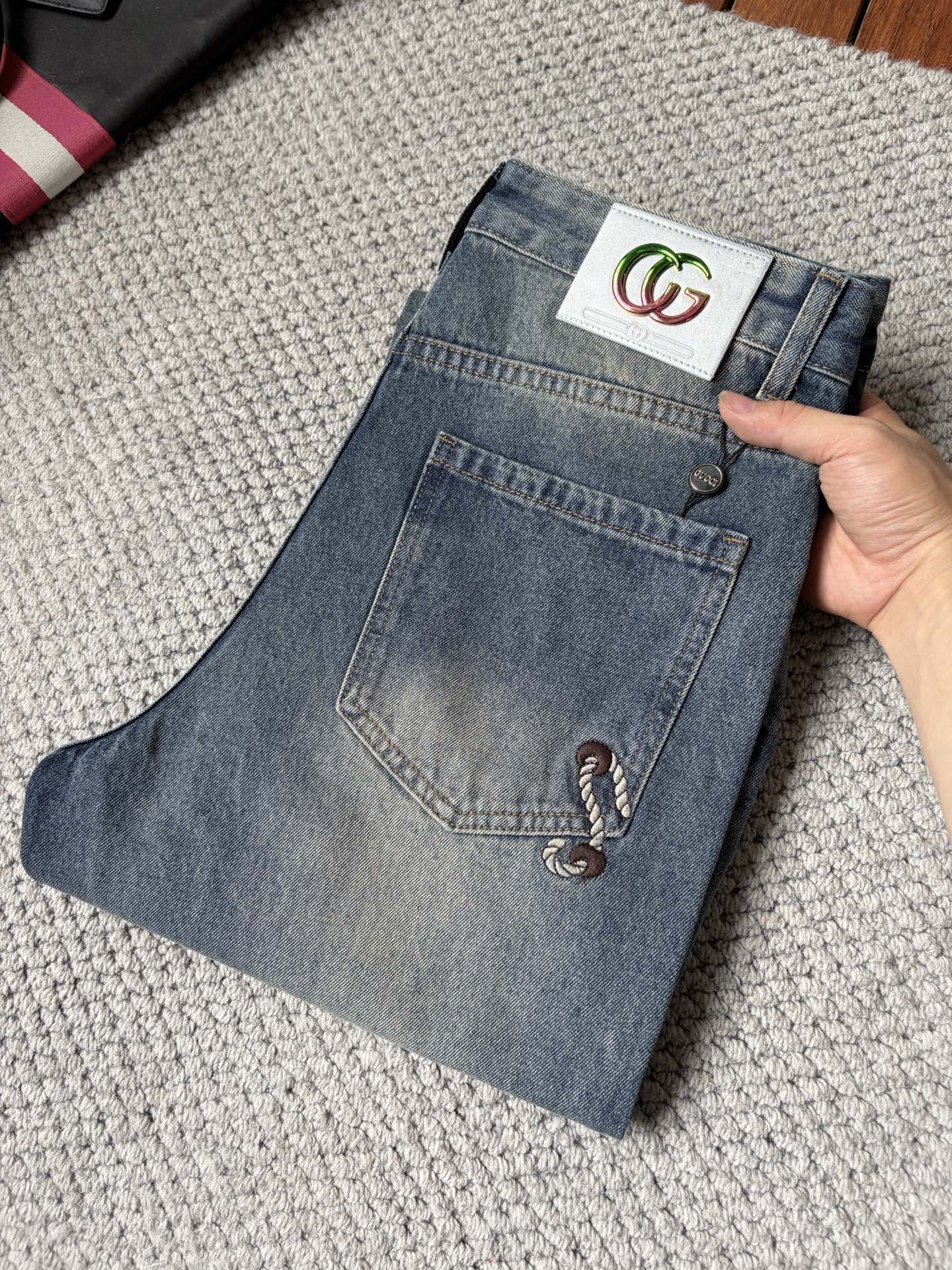 NO:907128,Vintage men's denim jeans with large hems, official album and poster style!  High-grade imported denim raw color fabrics are supplied to customers, and the pure 13oz denim fabrics from Okayama, Japan are specially selected. Heavy-duty environmentally friendly plant enzyme washing process is used. The texture has a light retro color, which is quite beautiful and is very suitable for autumn and winter color matching. The fabric is soft and delicate after washing, but has strong bones and a slight stretch, providing an excellent comfortable experience. There is no damage from any technological elements throughout the body, retaining the purest tannin color!  The details throughout the body are perfect, exquisite and sophisticated. The latest leather label on the waist highlights the brand's characteristics. The hardware accessories, leather label and wiring all reflect the craftsmanship!  The silhouette is perfectly tailored and has excellent butt lift and slimming effect. It can be easily matched with any top in the wardrobe. It has wide compatibility and is suitable for various daily wear. The upper body is full of style. It is a must-have trousers for those who are obsessed with quality control and 1V!  Size 29-38 (not 35.37),,jeans,19860909古 男士丹宁大裤脚牛仔裤,官宣画册海报穿搭款！ 客供高级进口的丹宁原色面料,特选日本冈山纯正13oz 盎司牛仔布料,重磅环保植物酵素水洗工艺,肌理有着淡淡的复古色彩,相当漂亮,极符合秋冬的配色,面料经过水洗后柔软细腻,但筋骨感极强,且略带弹力,提供了绝佳的舒适体验,通身无任何工艺元素破坏,保留了最纯粹的丹宁本色！通身细节完美如斯,精湛且考究,最新的腰部皮标彰显了品牌特质,五金配件、皮标、走线无不体现出匠心工艺！版型剪裁完美,提臀修身效果绝佳,可轻松横扫衣橱任何的上装搭配,兼容性广泛,满足于日常各种穿搭,上身型款十足,于品质控及1V迷控者必入型裤装！ 尺码29—38（没35.37）,,jeans,,Men's clothing