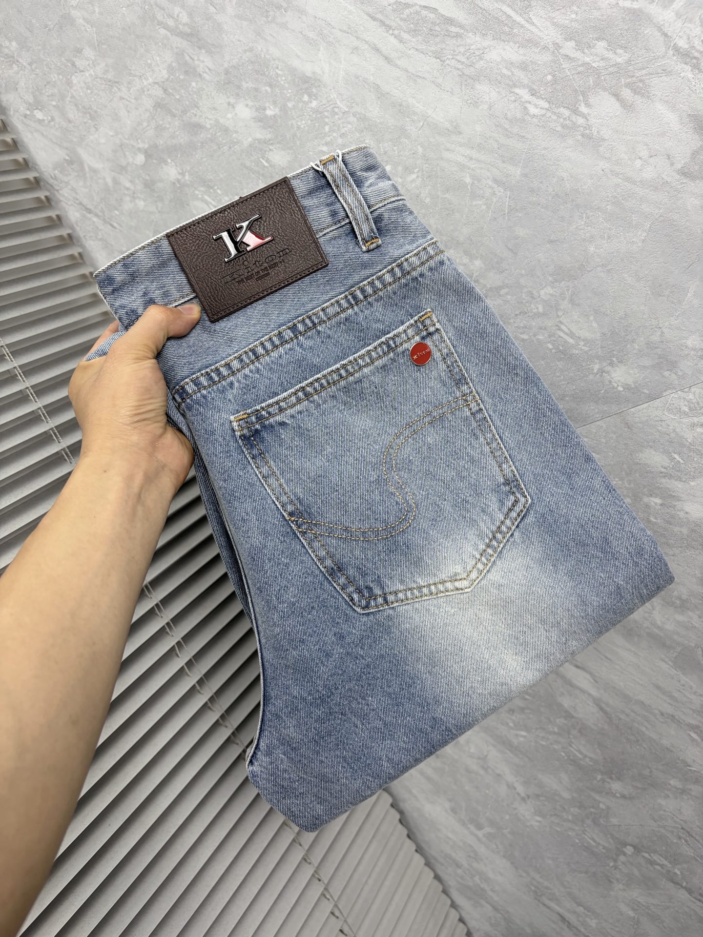 NO:870667,K26 autumn and winter men's denim large hem jeans, official album and poster style!  High-grade imported denim raw color fabrics are supplied to customers, and the pure 13oz denim fabrics from Okayama, Japan are specially selected. Heavy-duty environmentally friendly plant enzyme washing process is used. The texture has a light retro color, which is quite beautiful and is very suitable for autumn and winter color matching. The fabric is soft and delicate after washing, but has strong bones and a slight stretch, providing an excellent comfortable experience. There is no damage from any technological elements throughout the body, retaining the purest tannin color!  The details throughout the body are perfect, exquisite and sophisticated. The latest leather label on the waist highlights the brand's characteristics. The hardware accessories, leather label and wiring all reflect the craftsmanship!  The silhouette is perfectly tailored and has excellent butt lift and slimming effect. It can be easily matched with any top in the wardrobe. It has wide compatibility and is suitable for various daily wear. The upper body is full of style. It is a must-have trousers for those who are obsessed with quality control and 1V!  Size 29-38 (not 35.37),,jeans,19860909K26秋冬男士丹宁大裤脚牛仔裤,官宣画册海报穿搭款！ 客供高级进口的丹宁原色面料,特选日本冈山纯正13oz 盎司牛仔布料,重磅环保植物酵素水洗工艺,肌理有着淡淡的复古色彩,相当漂亮,极符合秋冬的配色,面料经过水洗后柔软细腻,但筋骨感极强,且略带弹力,提供了绝佳的舒适体验,通身无任何工艺元素破坏,保留了最纯粹的丹宁本色！通身细节完美如斯,精湛且考究,最新的腰部皮标彰显了品牌特质,五金配件、皮标、走线无不体现出匠心工艺！版型剪裁完美,提臀修身效果绝佳,可轻松横扫衣橱任何的上装搭配,兼容性广泛,满足于日常各种穿搭,上身型款十足,于品质控及1V迷控者必入型裤装！ 尺码29—38（没35.37）,,jeans,,Men's clothing