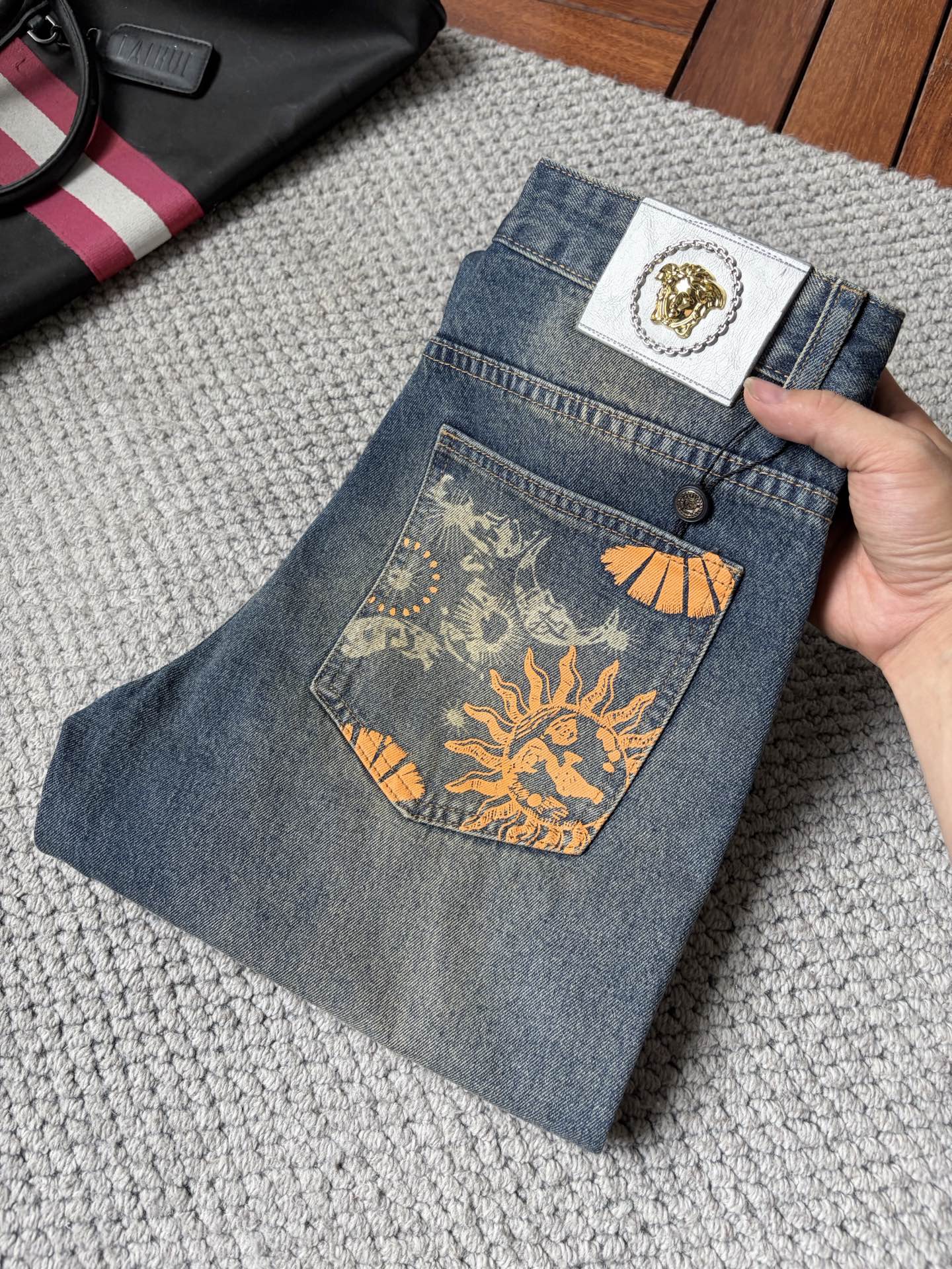 NO:907114,Fansi men's denim large hem jeans, official album and poster wear style!  High-grade imported denim raw color fabrics are supplied to customers, and the pure 13oz denim fabrics from Okayama, Japan are specially selected. Heavy-duty environmentally friendly plant enzyme washing process is used. The texture has a light retro color, which is quite beautiful and is very suitable for autumn and winter color matching. The fabric is soft and delicate after washing, but has strong bones and a slight stretch, providing an excellent comfortable experience. There is no damage from any technological elements throughout the body, retaining the purest tannin color!  The details throughout the body are perfect, exquisite and sophisticated. The latest leather label on the waist highlights the brand's characteristics. The hardware accessories, leather label and wiring all reflect the craftsmanship!  The silhouette is perfectly tailored and has excellent butt lift and slimming effect. It can be easily matched with any top in the wardrobe. It has wide compatibility and is suitable for various daily wear. The upper body is full of style. It is a must-have trousers for those who are obsessed with quality control and 1V!  Sizes 29-38 (not 35.37),,versace,jeans,19860909范思 男士丹宁大裤脚牛仔裤,官宣画册海报穿搭款！ 客供高级进口的丹宁原色面料,特选日本冈山纯正13oz 盎司牛仔布料,重磅环保植物酵素水洗工艺,肌理有着淡淡的复古色彩,相当漂亮,极符合秋冬的配色,面料经过水洗后柔软细腻,但筋骨感极强,且略带弹力,提供了绝佳的舒适体验,通身无任何工艺元素破坏,保留了最纯粹的丹宁本色！通身细节完美如斯,精湛且考究,最新的腰部皮标彰显了品牌特质,五金配件、皮标、走线无不体现出匠心工艺！版型剪裁完美,提臀修身效果绝佳,可轻松横扫衣橱任何的上装搭配,兼容性广泛,满足于日常各种穿搭,上身型款十足,于品质控及1V迷控者必入型裤装！ 尺码29—38（没35.37）,,versace,jeans,,Men's clothing
