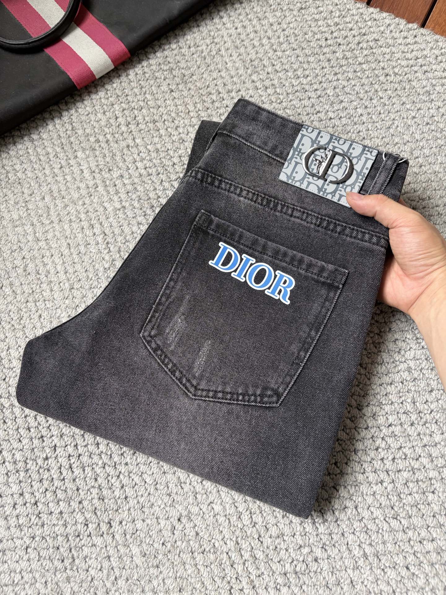 NO:907109,dr men's denim large hem jeans, official album and poster outfit!  High-grade imported denim raw color fabrics are supplied to customers, and the pure 13oz denim fabrics from Okayama, Japan are specially selected. Heavy-duty environmentally friendly plant enzyme washing process is used. The texture has a light retro color, which is quite beautiful and is very suitable for autumn and winter color matching. The fabric is soft and delicate after washing, but has strong bones and a slight stretch, providing an excellent comfortable experience. There is no damage from any technological elements throughout the body, retaining the purest tannin color!  The details throughout the body are perfect, exquisite and sophisticated. The latest leather label on the waist highlights the brand's characteristics. The hardware accessories, leather label and wiring all reflect the craftsmanship!  The silhouette is perfectly tailored and has excellent butt lift and slimming effect. It can be easily matched with any top in the wardrobe. It has wide compatibility and is suitable for various daily wear. The upper body is full of style. It is a must-have trousers for those who are obsessed with quality control and 1V!  Size 29-38 (not 35.37),,jeans,19860909dr男士丹宁大裤脚牛仔裤,官宣画册海报穿搭款！ 客供高级进口的丹宁原色面料,特选日本冈山纯正13oz 盎司牛仔布料,重磅环保植物酵素水洗工艺,肌理有着淡淡的复古色彩,相当漂亮,极符合秋冬的配色,面料经过水洗后柔软细腻,但筋骨感极强,且略带弹力,提供了绝佳的舒适体验,通身无任何工艺元素破坏,保留了最纯粹的丹宁本色！通身细节完美如斯,精湛且考究,最新的腰部皮标彰显了品牌特质,五金配件、皮标、走线无不体现出匠心工艺！版型剪裁完美,提臀修身效果绝佳,可轻松横扫衣橱任何的上装搭配,兼容性广泛,满足于日常各种穿搭,上身型款十足,于品质控及1V迷控者必入型裤装！ 尺码29—38（没35.37）,,jeans,,Men's clothing