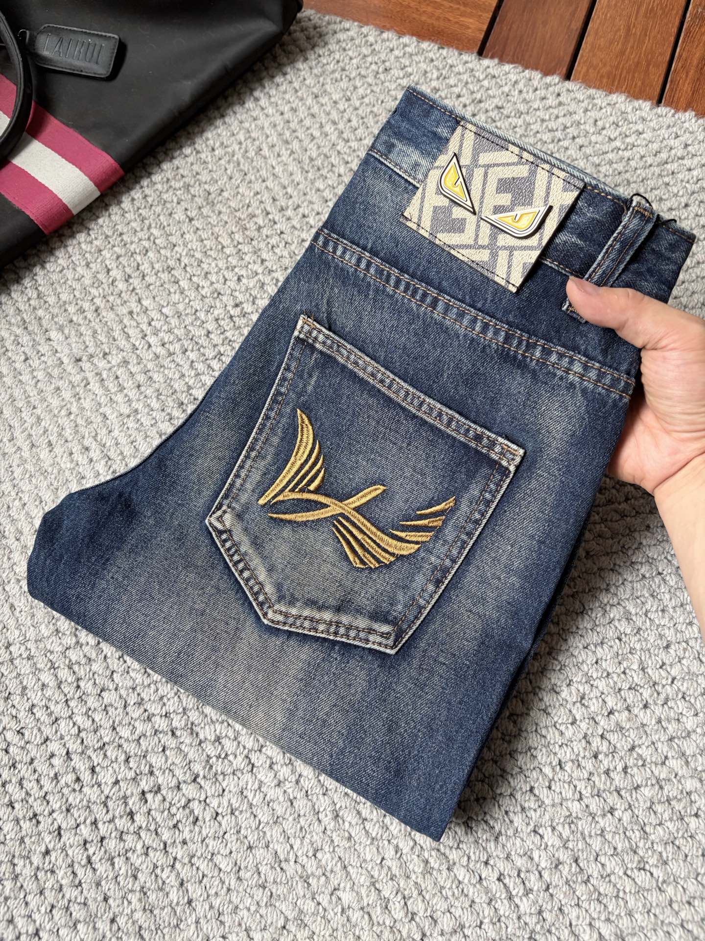 NO:907083,Fen men's denim jeans with large hems, official album and poster style!  High-grade imported denim raw color fabrics are supplied to customers, and the pure 13oz denim fabrics from Okayama, Japan are specially selected. Heavy-duty environmentally friendly plant enzyme washing process is used. The texture has a light retro color, which is quite beautiful and is very suitable for autumn and winter color matching. The fabric is soft and delicate after washing, but has strong bones and a slight stretch, providing an excellent comfortable experience. There is no damage from any technological elements throughout the body, retaining the purest tannin color!  The details throughout the body are perfect, exquisite and sophisticated. The latest leather label on the waist highlights the brand's characteristics. The hardware accessories, leather label and wiring all reflect the craftsmanship!  The silhouette is perfectly tailored and has excellent butt lift and slimming effect. It can be easily matched with any top in the wardrobe. It has wide compatibility and is suitable for various daily wear. The upper body is full of style. It is a must-have trousers for those who are obsessed with quality control and 1V!  Size 29-38 (not 35.37),,jeans,19860909芬 男士丹宁大裤脚牛仔裤,官宣画册海报穿搭款！ 客供高级进口的丹宁原色面料,特选日本冈山纯正13oz 盎司牛仔布料,重磅环保植物酵素水洗工艺,肌理有着淡淡的复古色彩,相当漂亮,极符合秋冬的配色,面料经过水洗后柔软细腻,但筋骨感极强,且略带弹力,提供了绝佳的舒适体验,通身无任何工艺元素破坏,保留了最纯粹的丹宁本色！通身细节完美如斯,精湛且考究,最新的腰部皮标彰显了品牌特质,五金配件、皮标、走线无不体现出匠心工艺！版型剪裁完美,提臀修身效果绝佳,可轻松横扫衣橱任何的上装搭配,兼容性广泛,满足于日常各种穿搭,上身型款十足,于品质控及1V迷控者必入型裤装！ 尺码29—38（没35.37）,,jeans,,Men's clothing