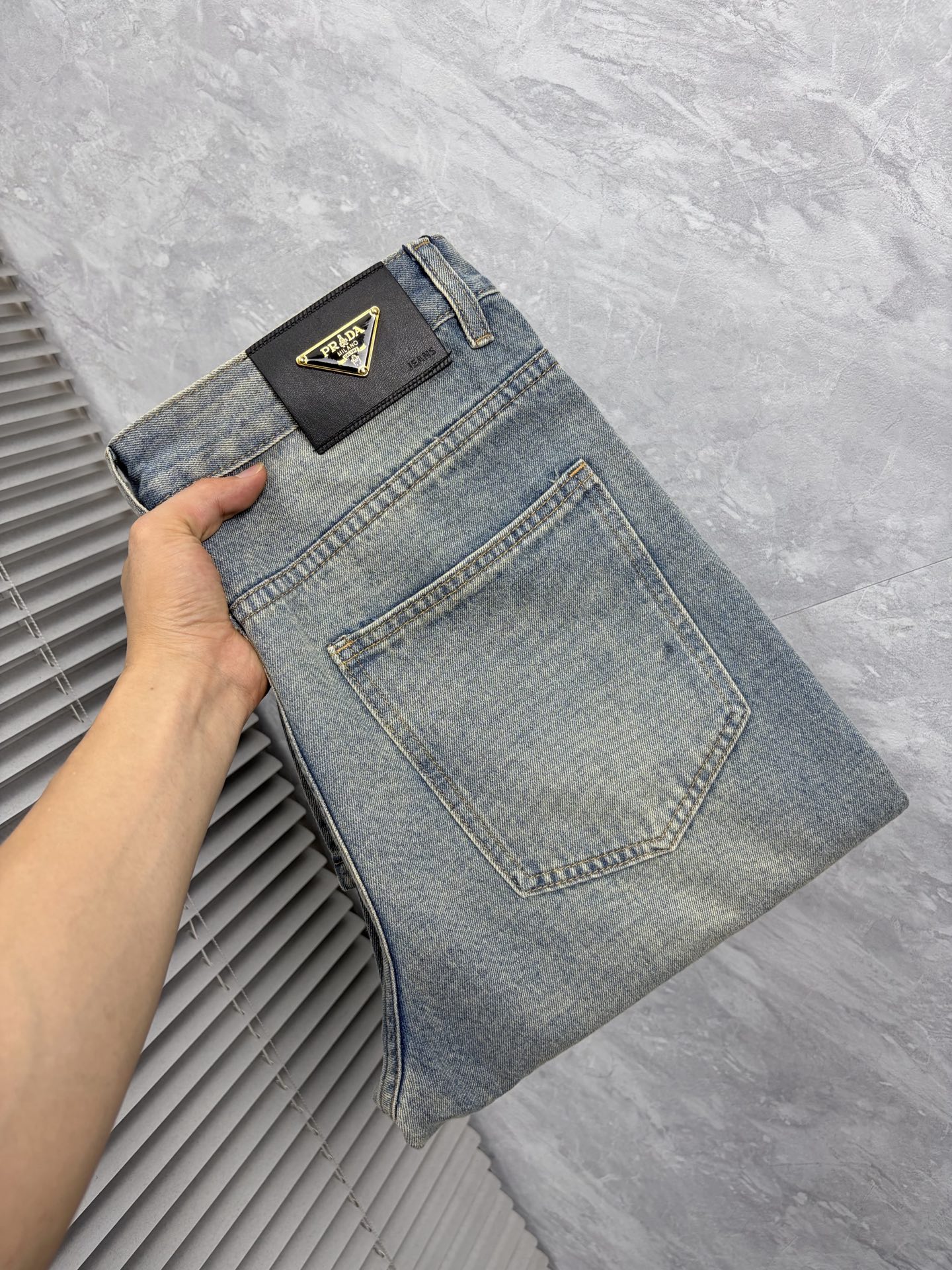 NO:877037,Prada 26 autumn and winter men's denim large hem jeans, official album and poster style!  High-grade imported denim raw color fabrics are supplied to customers, and the pure 13oz denim fabrics from Okayama, Japan are specially selected. Heavy-duty environmentally friendly plant enzyme washing process is used. The texture has a light retro color, which is quite beautiful and is very suitable for autumn and winter color matching. The fabric is soft and delicate after washing, but has strong bones and a slight stretch, providing an excellent comfortable experience. There is no damage from any technological elements throughout the body, retaining the purest tannin color!  The details throughout the body are perfect, exquisite and sophisticated. The latest leather label on the waist highlights the brand's characteristics. The hardware accessories, leather label and wiring all reflect the craftsmanship!  The silhouette is perfectly tailored and has excellent butt lift and slimming effect. It can be easily matched with any top in the wardrobe. It has wide compatibility and is suitable for various daily wear. The upper body is full of style. It is a must-have trousers for those who are obsessed with quality control and 1V!  Size 29-38 (not 35.37),,prada,jeans,19860909普拉达 26秋冬男士丹宁大裤脚牛仔裤,官宣画册海报穿搭款！ 客供高级进口的丹宁原色面料,特选日本冈山纯正13oz 盎司牛仔布料,重磅环保植物酵素水洗工艺,肌理有着淡淡的复古色彩,相当漂亮,极符合秋冬的配色,面料经过水洗后柔软细腻,但筋骨感极强,且略带弹力,提供了绝佳的舒适体验,通身无任何工艺元素破坏,保留了最纯粹的丹宁本色！通身细节完美如斯,精湛且考究,最新的腰部皮标彰显了品牌特质,五金配件、皮标、走线无不体现出匠心工艺！版型剪裁完美,提臀修身效果绝佳,可轻松横扫衣橱任何的上装搭配,兼容性广泛,满足于日常各种穿搭,上身型款十足,于品质控及1V迷控者必入型裤装！ 尺码29—38（没35.37）,,prada,jeans,,Men's clothing