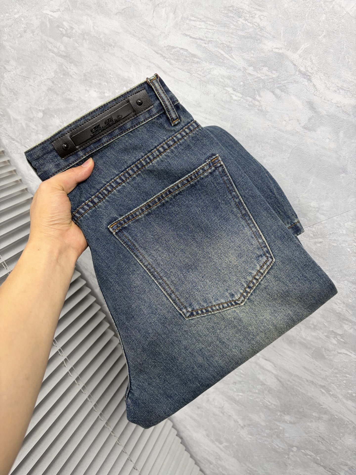 NO:877031,BC 26 autumn and winter men's denim large hem jeans, official album and poster style!  High-grade imported denim raw color fabrics are supplied to customers, and the pure 13oz denim fabrics from Okayama, Japan are specially selected. Heavy-duty environmentally friendly plant enzyme washing process is used. The texture has a light retro color, which is quite beautiful and is very suitable for autumn and winter color matching. The fabric is soft and delicate after washing, but has strong bones and a slight stretch, providing an excellent comfortable experience. There is no damage from any technological elements throughout the body, retaining the purest tannin color!  The details throughout the body are perfect, exquisite and sophisticated. The latest leather label on the waist highlights the brand's characteristics. The hardware accessories, leather label and wiring all reflect the craftsmanship!  The silhouette is perfectly tailored and has excellent butt lift and slimming effect. It can be easily matched with any top in the wardrobe. It has wide compatibility and is suitable for various daily wear. The upper body is full of style. It is a must-have trousers for those who are obsessed with quality control and 1V!  Size 29-38 (not 35.37),,jeans,19860909BC 26秋冬男士丹宁大裤脚牛仔裤,官宣画册海报穿搭款！ 客供高级进口的丹宁原色面料,特选日本冈山纯正13oz 盎司牛仔布料,重磅环保植物酵素水洗工艺,肌理有着淡淡的复古色彩,相当漂亮,极符合秋冬的配色,面料经过水洗后柔软细腻,但筋骨感极强,且略带弹力,提供了绝佳的舒适体验,通身无任何工艺元素破坏,保留了最纯粹的丹宁本色！通身细节完美如斯,精湛且考究,最新的腰部皮标彰显了品牌特质,五金配件、皮标、走线无不体现出匠心工艺！版型剪裁完美,提臀修身效果绝佳,可轻松横扫衣橱任何的上装搭配,兼容性广泛,满足于日常各种穿搭,上身型款十足,于品质控及1V迷控者必入型裤装！ 尺码29—38（没35.37）,,jeans,,Men's clothing