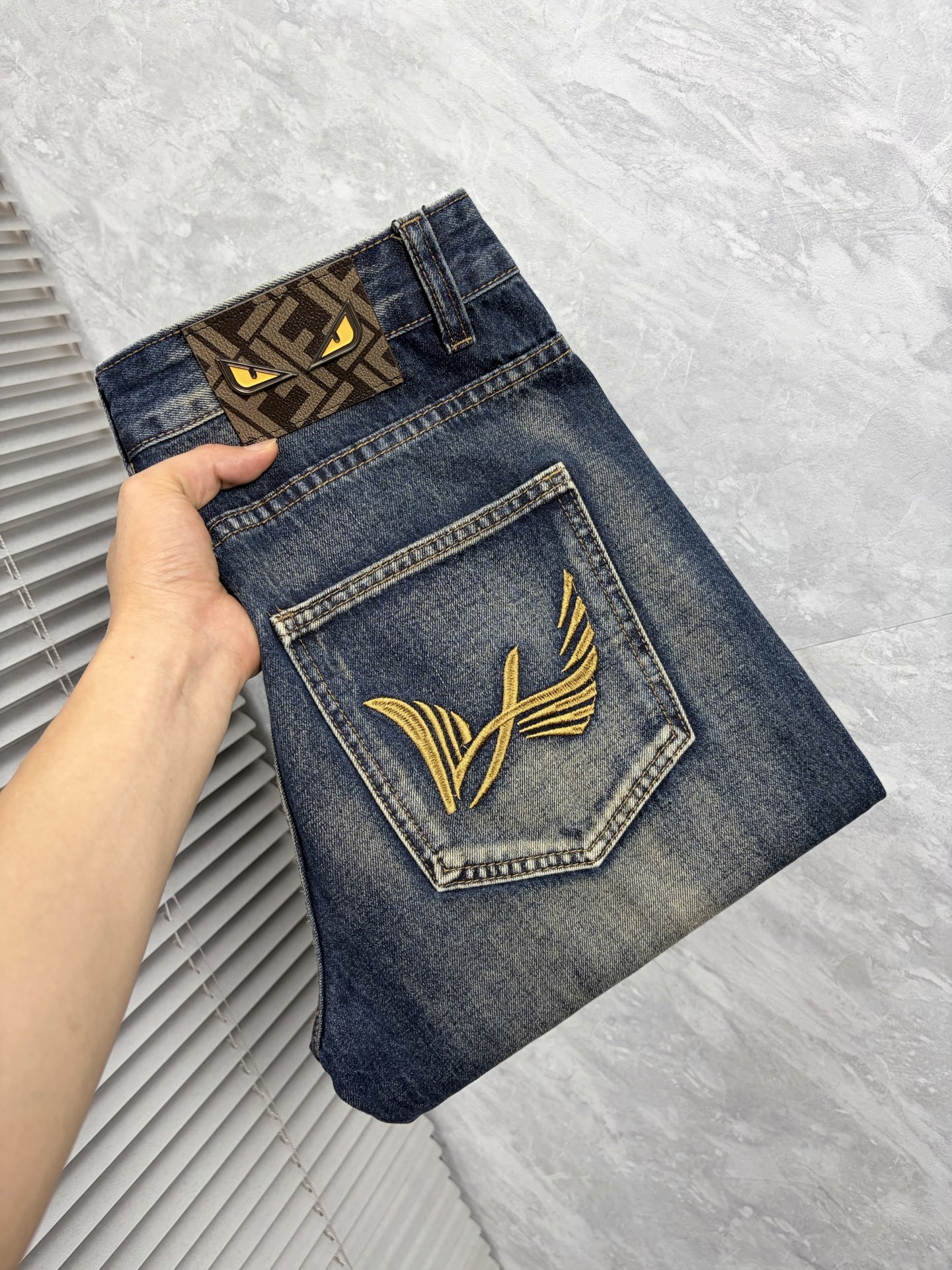 NO:877019,Fendi 26 autumn and winter men's denim large hem jeans, official album and poster style!  High-grade imported denim raw color fabrics are supplied to customers, and the pure 13oz denim fabrics from Okayama, Japan are specially selected. Heavy-duty environmentally friendly plant enzyme washing process is used. The texture has a light retro color, which is quite beautiful and is very suitable for autumn and winter color matching. The fabric is soft and delicate after washing, but has strong bones and a slight stretch, providing an excellent comfortable experience. There is no damage from any technological elements throughout the body, retaining the purest tannin color!  The details throughout the body are perfect, exquisite and sophisticated. The latest leather label on the waist highlights the brand's characteristics. The hardware accessories, leather label and wiring all reflect the craftsmanship!  The silhouette is perfectly tailored and has excellent butt lift and slimming effect. It can be easily matched with any top in the wardrobe. It has wide compatibility and is suitable for various daily wear. The upper body is full of style. It is a must-have trousers for those who are obsessed with quality control and 1V!  Sizes 29-38 (not 35.37),, fendi, jeans,19860909芬迪 26秋冬男士丹宁大裤脚牛仔裤,官宣画册海报穿搭款！ 客供高级进口的丹宁原色面料,特选日本冈山纯正13oz 盎司牛仔布料,重磅环保植物酵素水洗工艺,肌理有着淡淡的复古色彩,相当漂亮,极符合秋冬的配色,面料经过水洗后柔软细腻,但筋骨感极强,且略带弹力,提供了绝佳的舒适体验,通身无任何工艺元素破坏,保留了最纯粹的丹宁本色！通身细节完美如斯,精湛且考究,最新的腰部皮标彰显了品牌特质,五金配件、皮标、走线无不体现出匠心工艺！版型剪裁完美,提臀修身效果绝佳,可轻松横扫衣橱任何的上装搭配,兼容性广泛,满足于日常各种穿搭,上身型款十足,于品质控及1V迷控者必入型裤装！ 尺码29—38（没35.37）,,fendi,jeans,,Men's clothing
